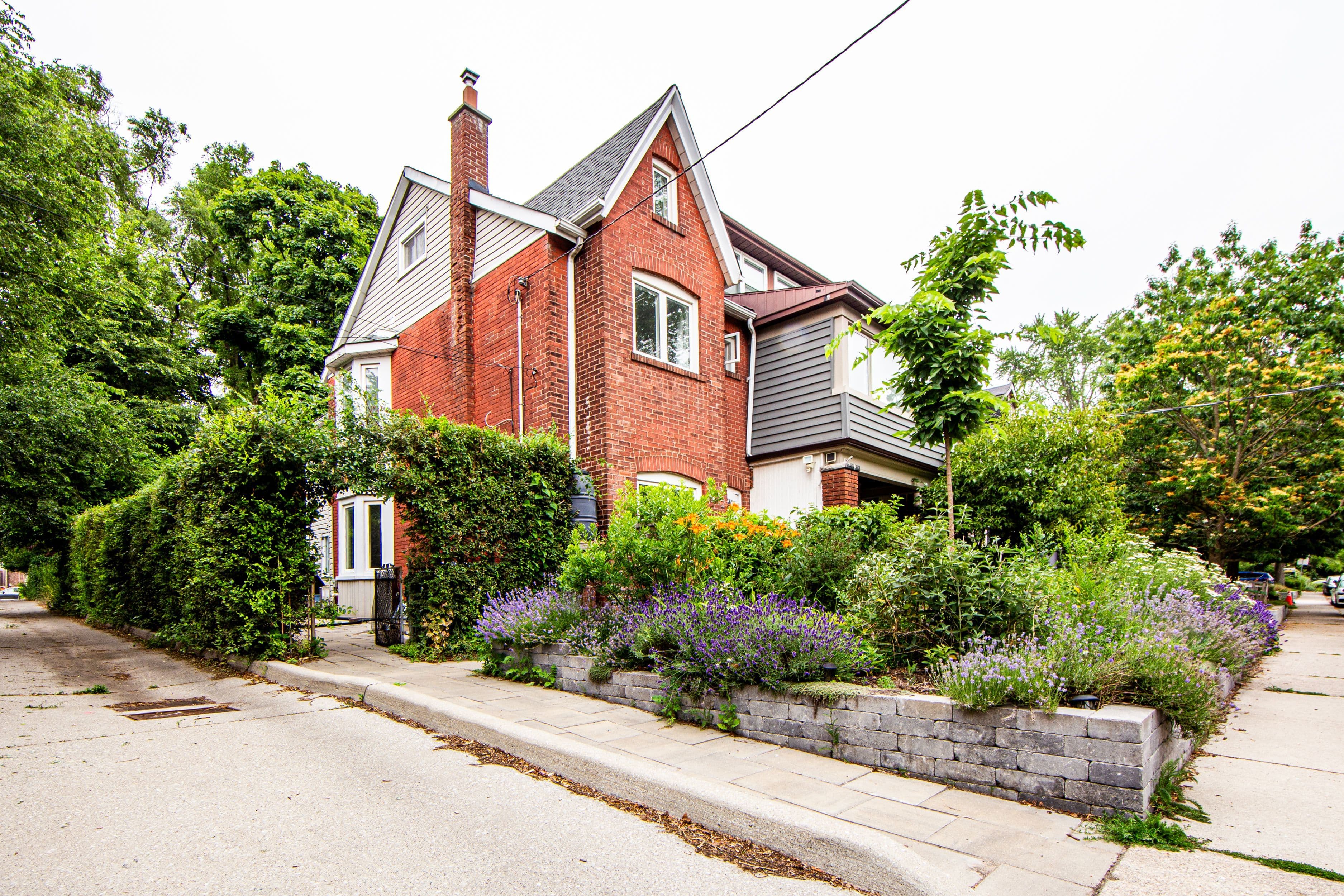 2 Dawson Avenue Upper, Toronto E01, ON M4J 1E5