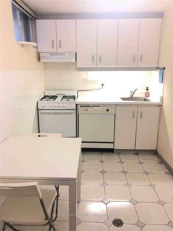 44 Bellevue Avenue Bsmt, Toronto C01, ON M5T 2N4