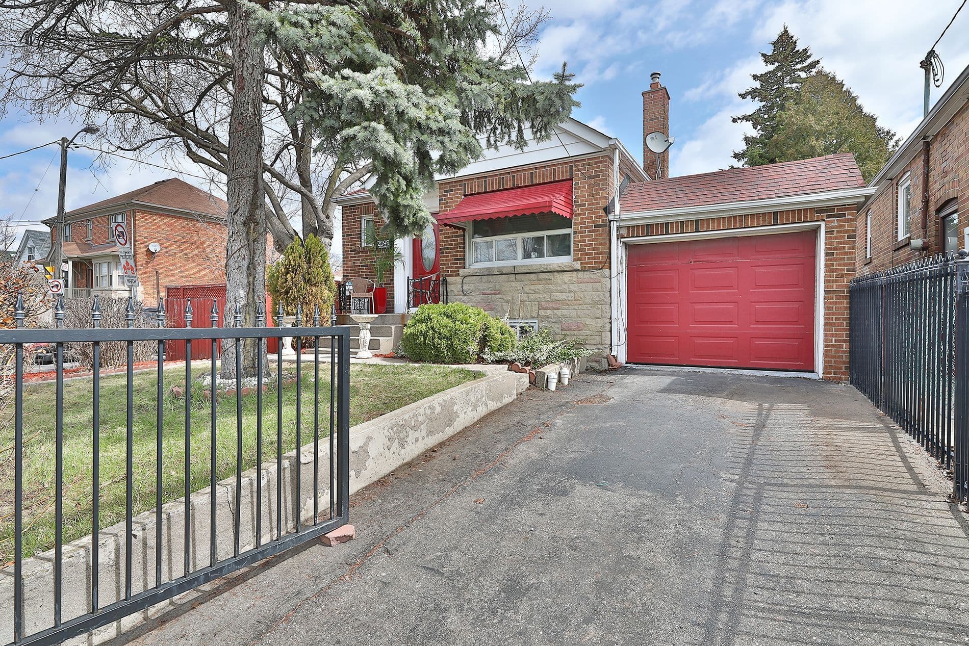 2095 Keele Street, Toronto W04, ON M6M 3Y8