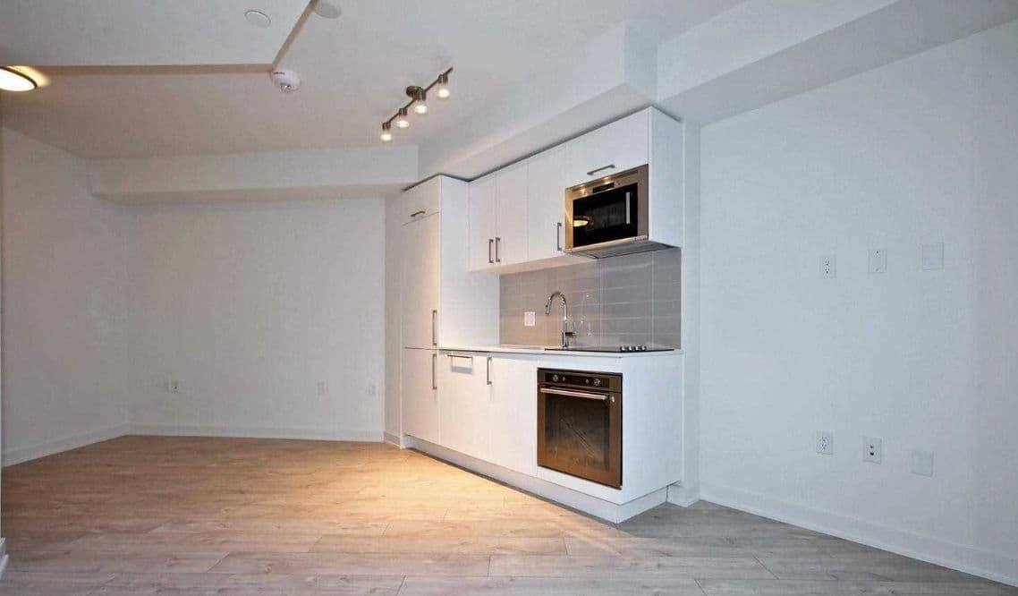 27 Bathurst Street 601w, Toronto C01, ON M5V 2P1