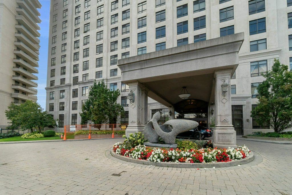 9235 Jane Street 707, Vaughan, ON L6A 0J8