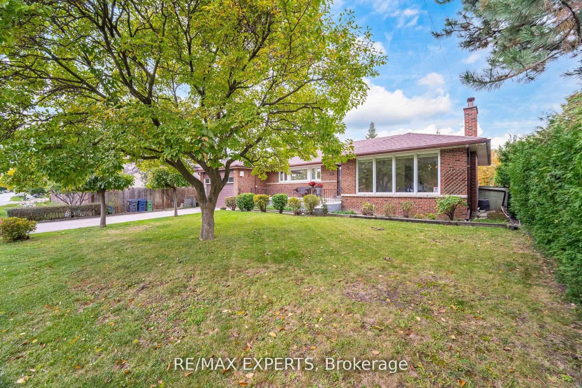 42 Cowley Avenue, Toronto W08, ON M8B 2E3