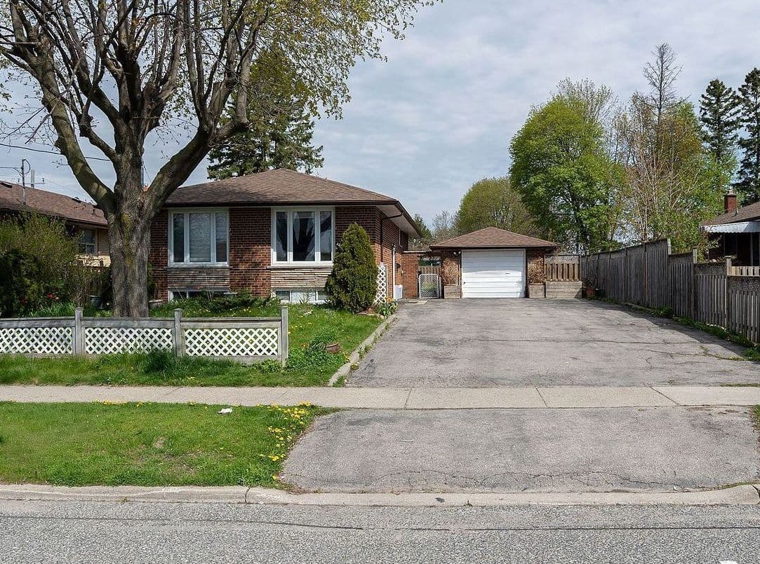 32 Brimorton Drive, Toronto E09, ON M1P 3Y9