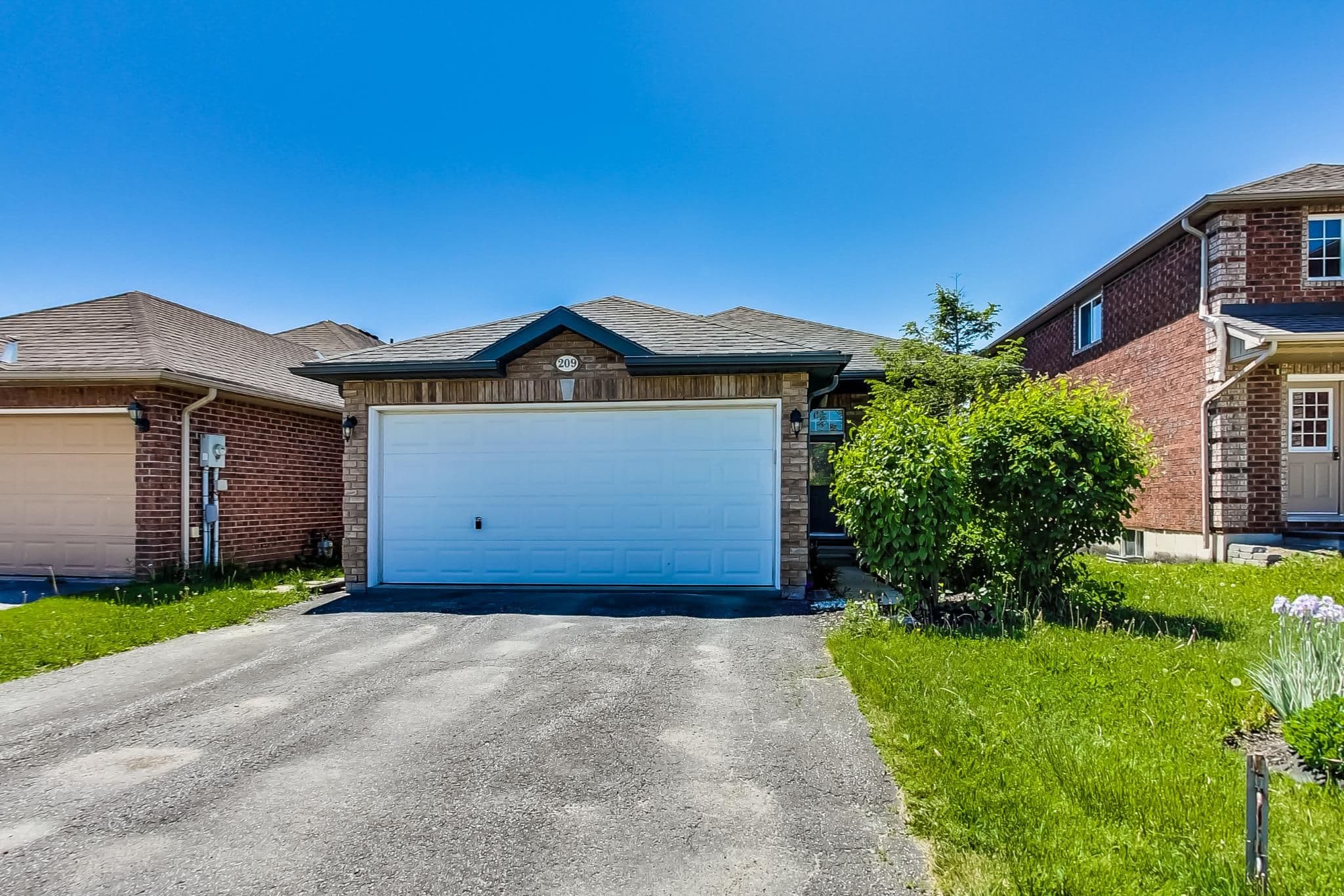 209 Dunsmore Lane Lower, Barrie, ON L4M 6Z8