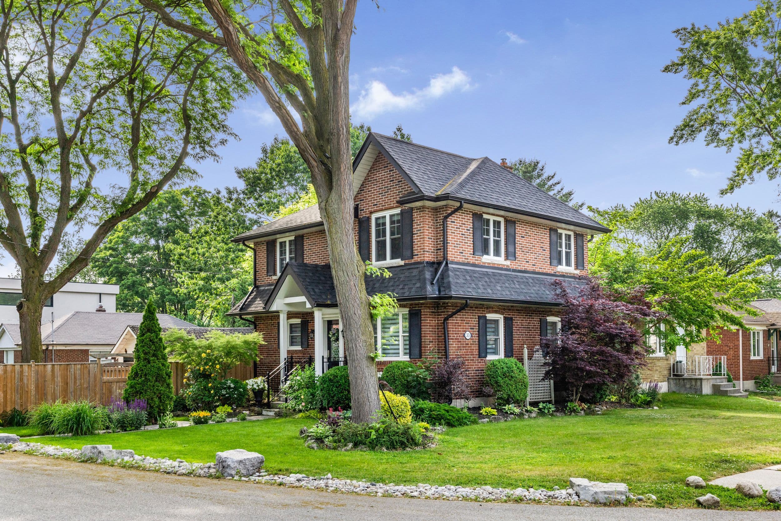 33 McIntosh Avenue, Toronto W07, ON M8Y 3E1