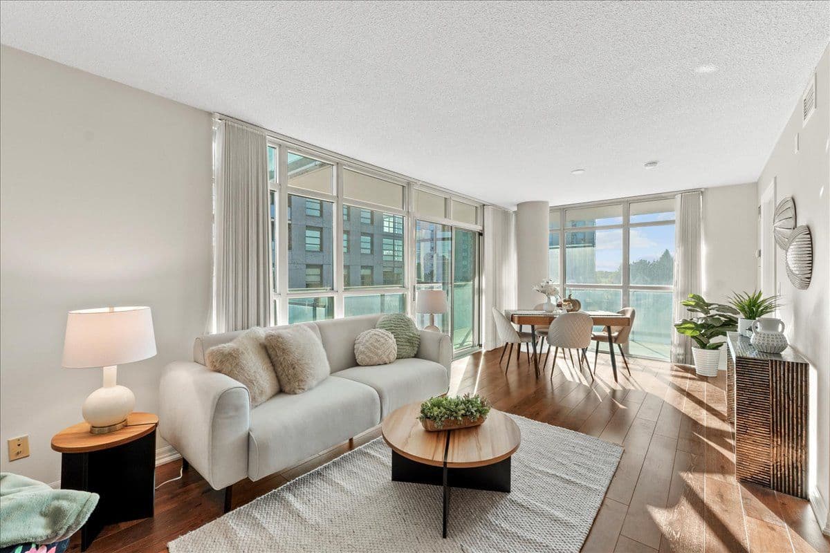 1600 Charles Street 303, Whitby, ON L1N 0G4