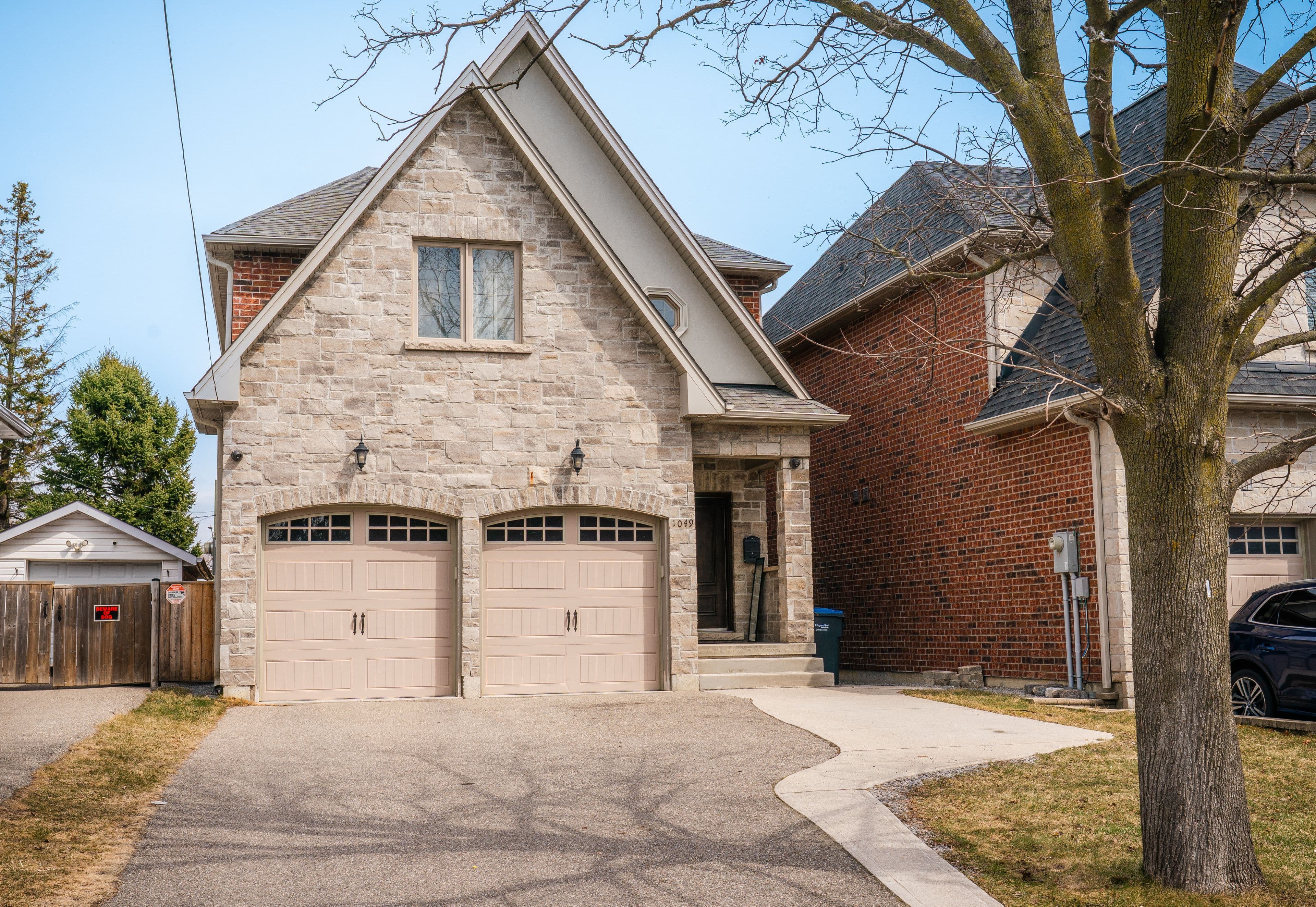 1049 Greaves Avenue, Mississauga, ON L5E 3G1