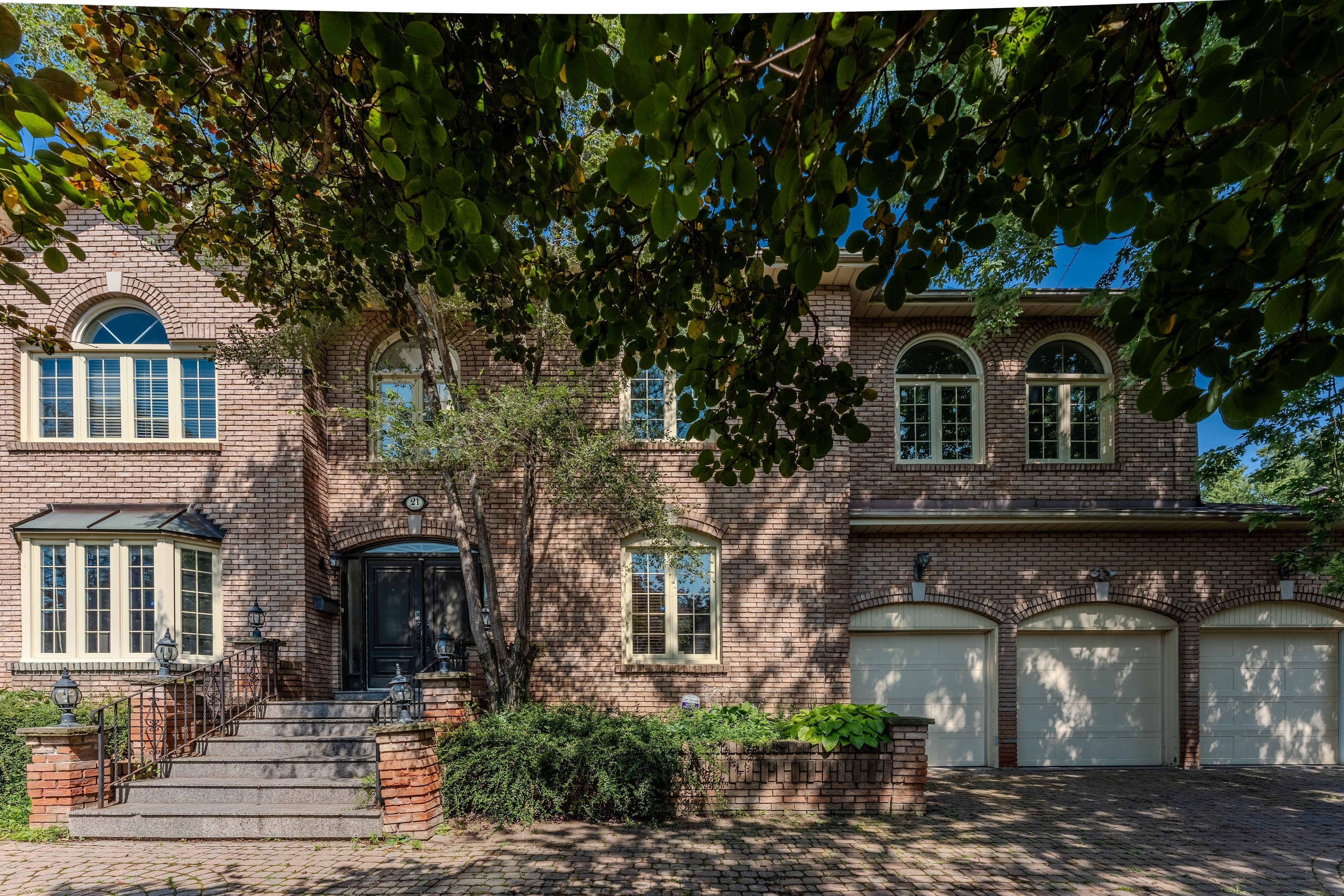 21 Kirkdale Crescent, Toronto C13, ON M3B 2J7