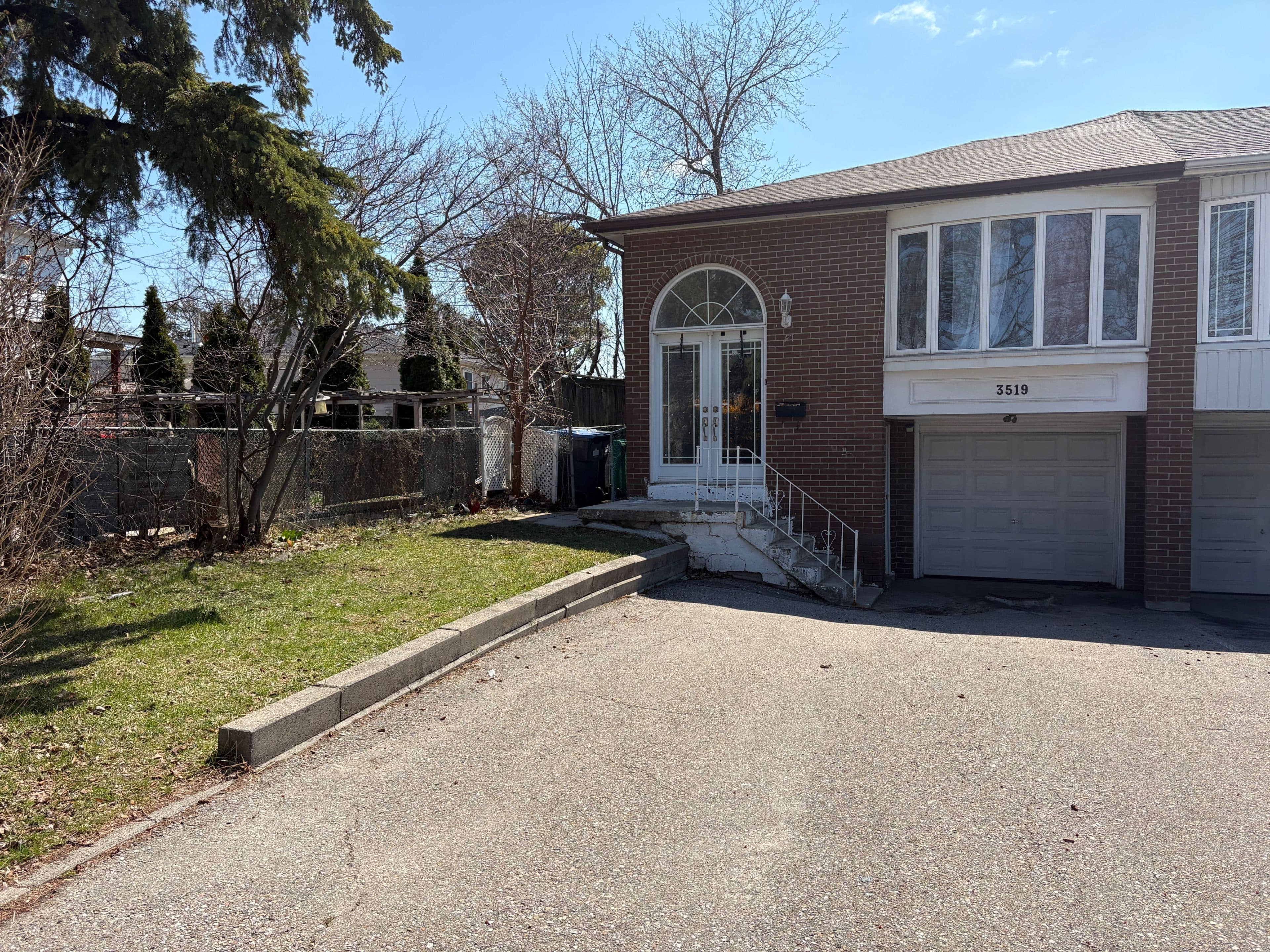 3519 Oakglade Crescent Lower, Mississauga, ON L5C 1X4