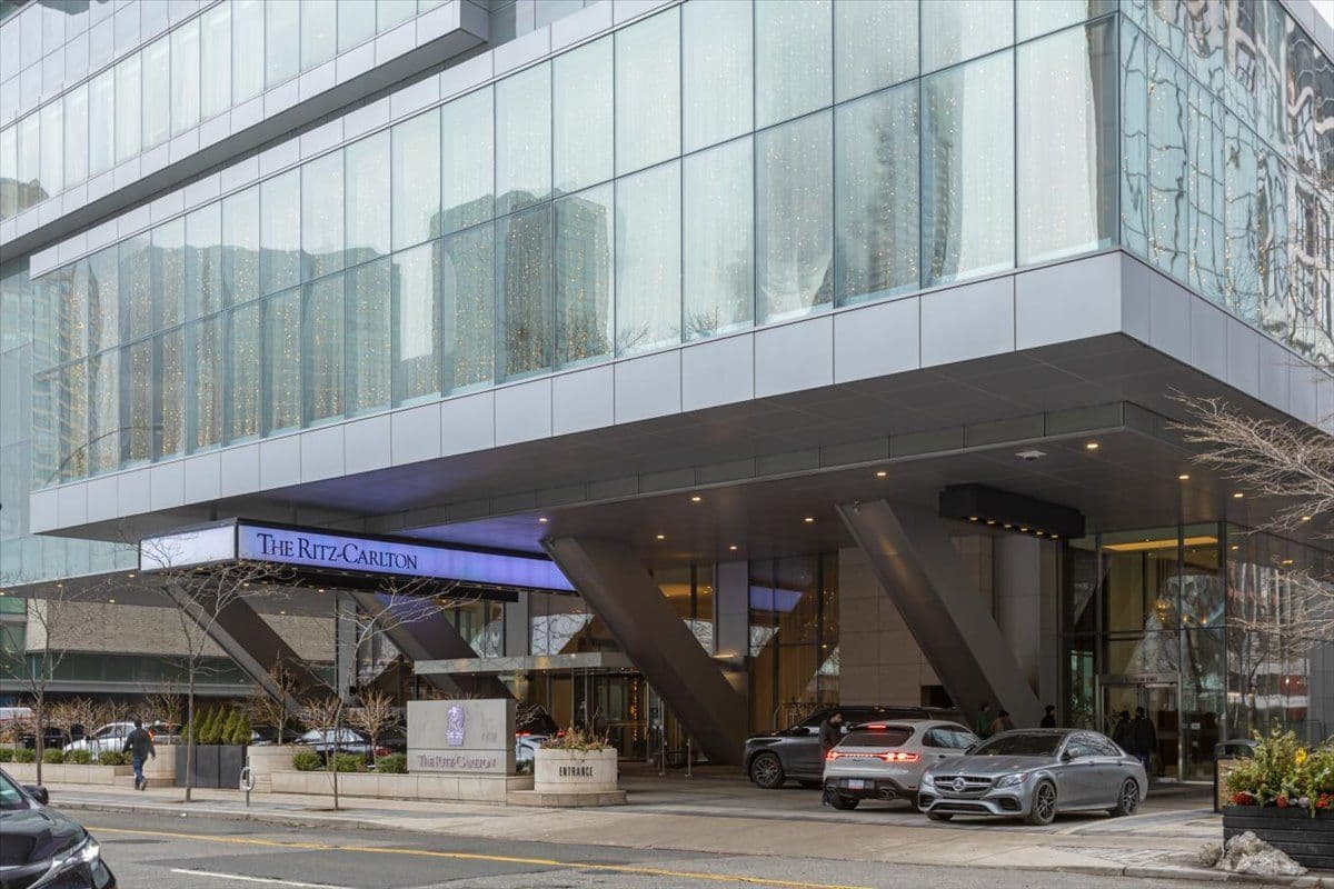 183 Wellington Street W 2701, Toronto C01, ON M5V 0A1