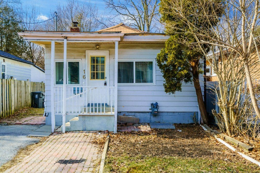 16 Forty Third Street, Toronto W06, ON M8W 3P6