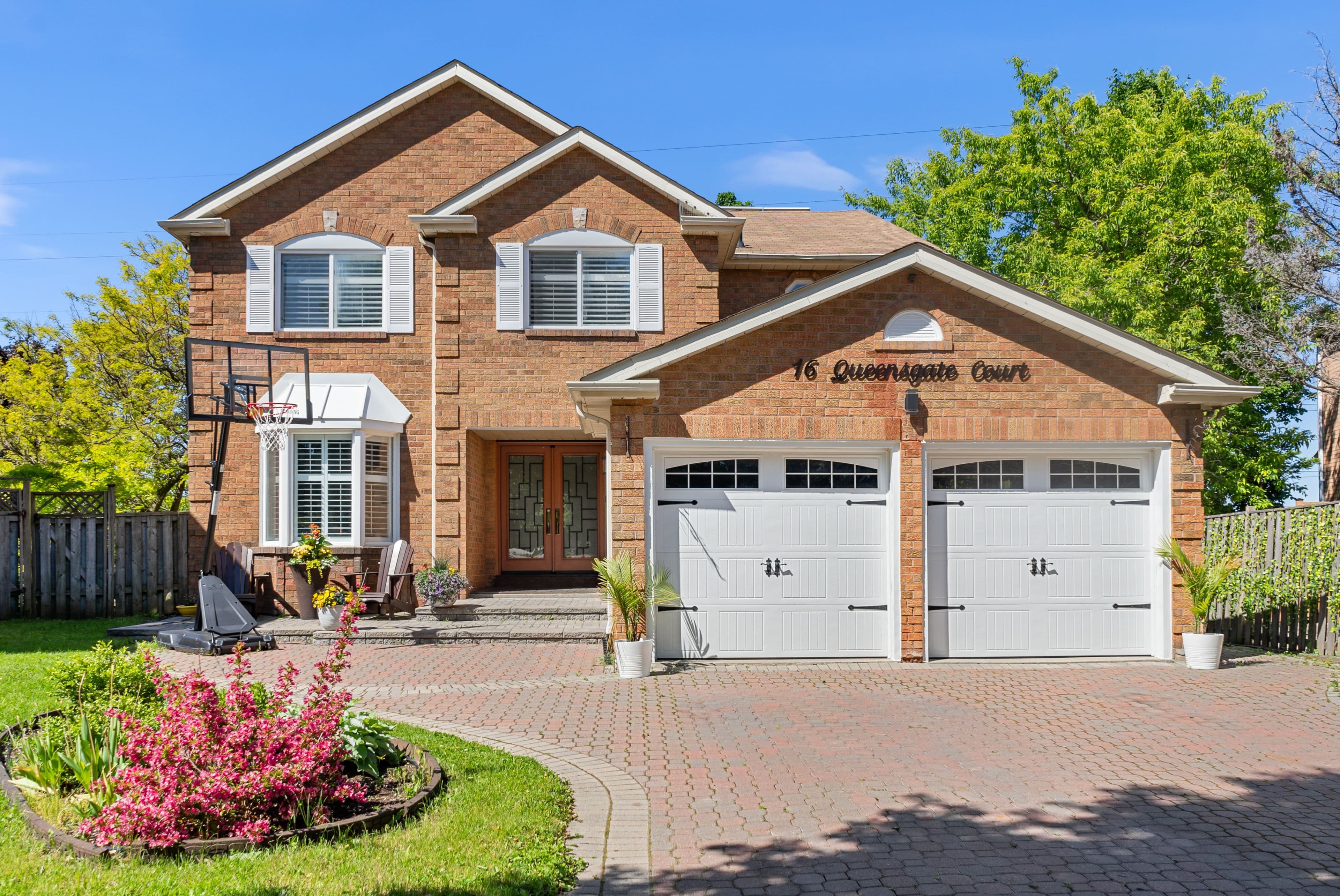 16 Queensgate Court, Markham, ON L3R 8L5