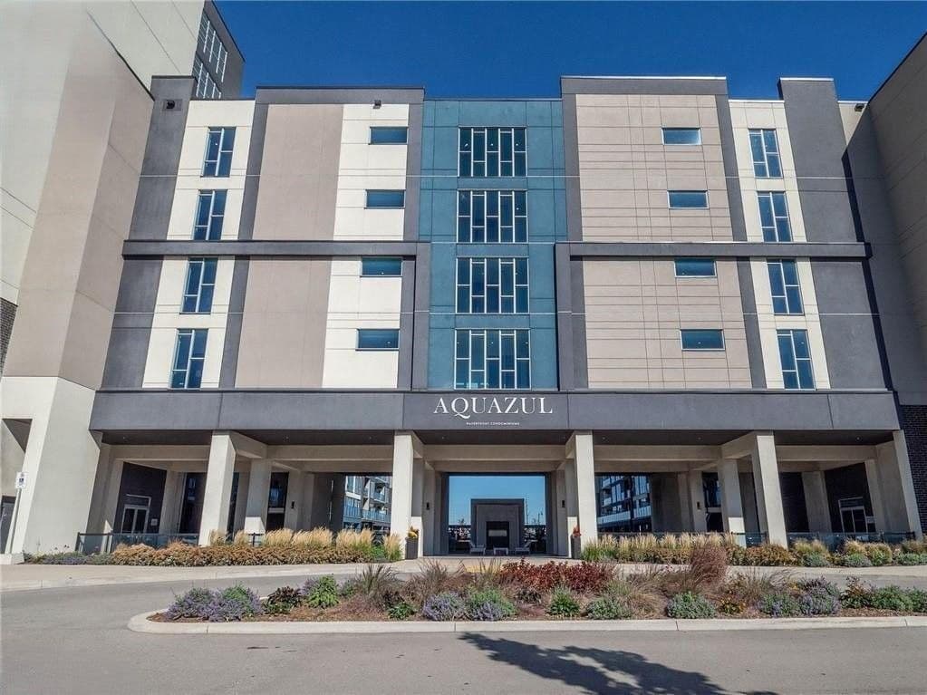 16 Concord Place 401, Grimsby, ON L3M 4E8