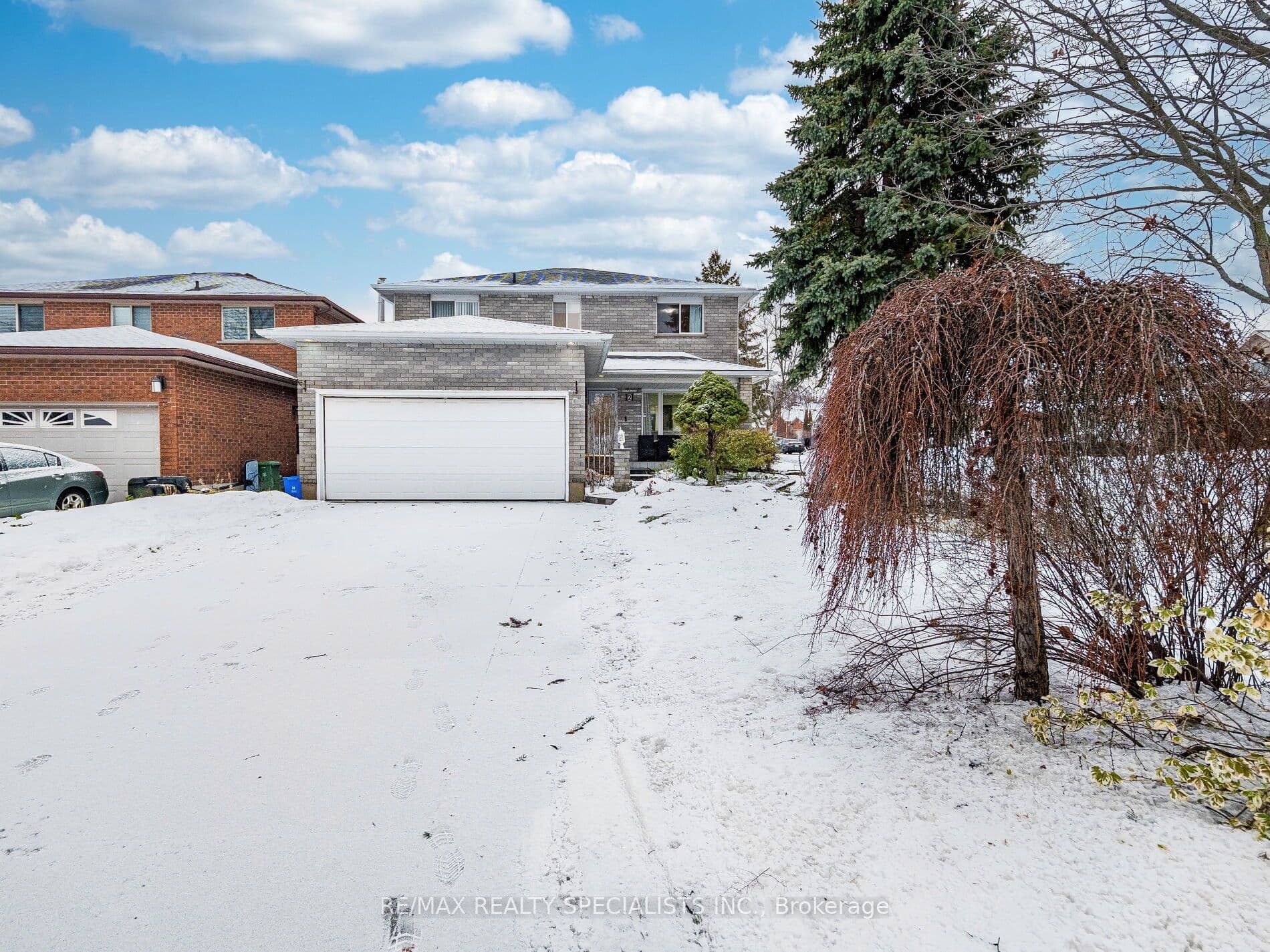 2 Robespierre Court, Hamilton, ON L9B 2G6