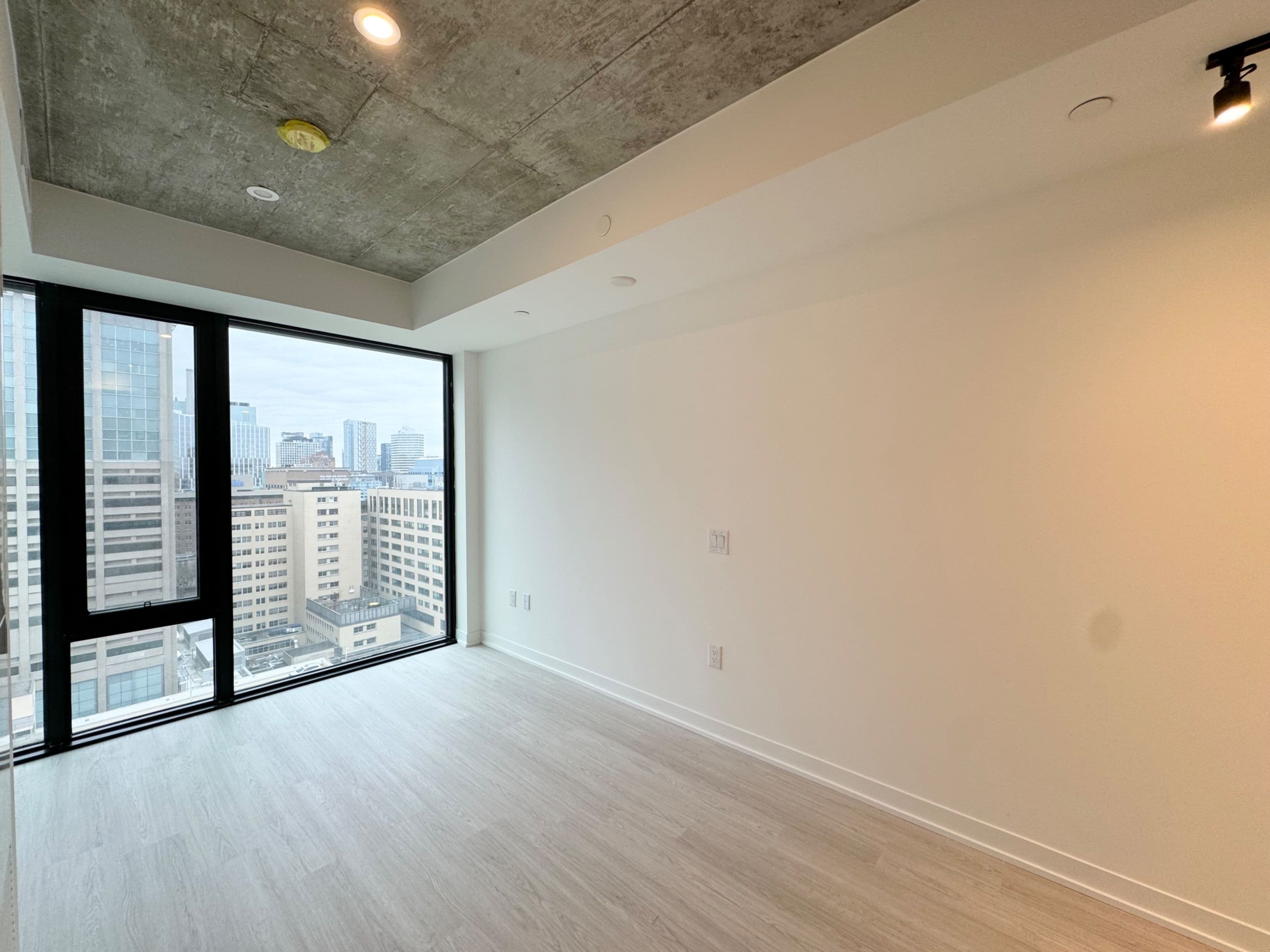 195 McCaul Street 1605, Toronto C01, ON M5T 1W6