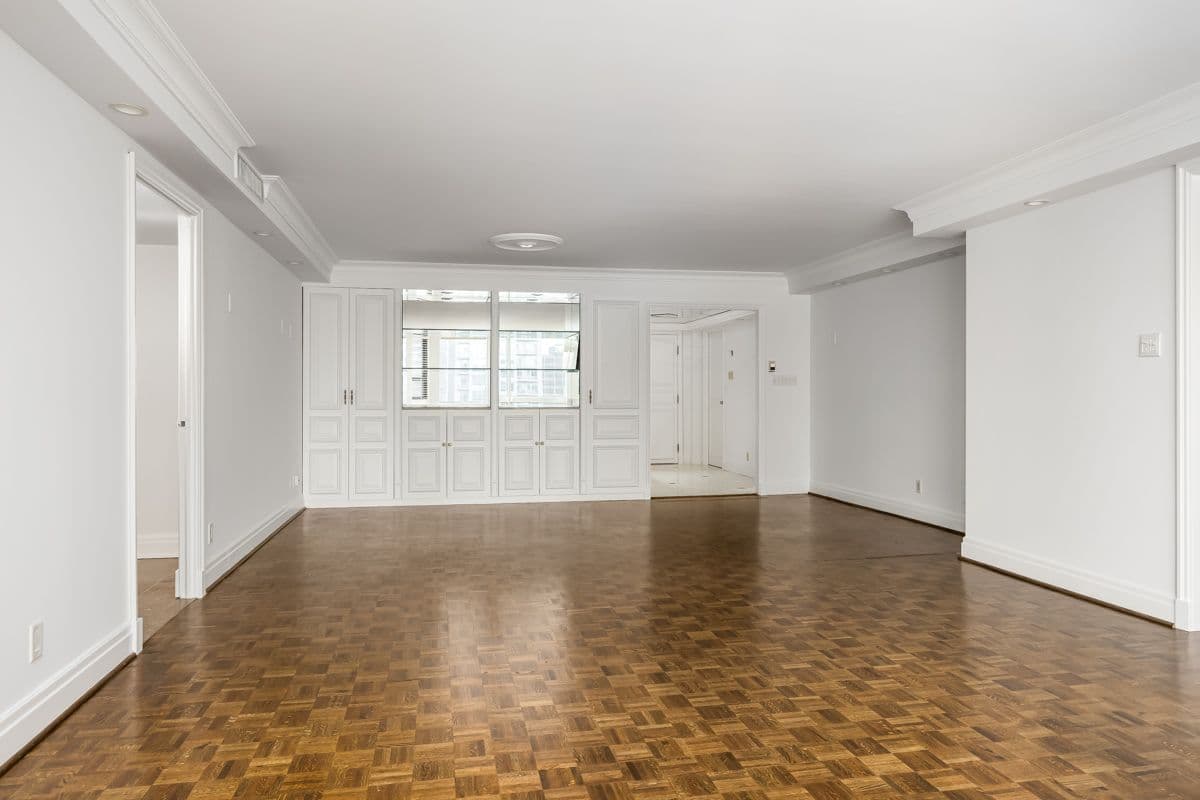 1166 Bay Street 2103, Toronto C01, ON M5S 2X8