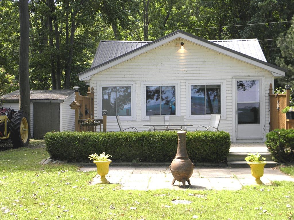 9889 Lake Road, Lambton Shores, ON N0N 1J1