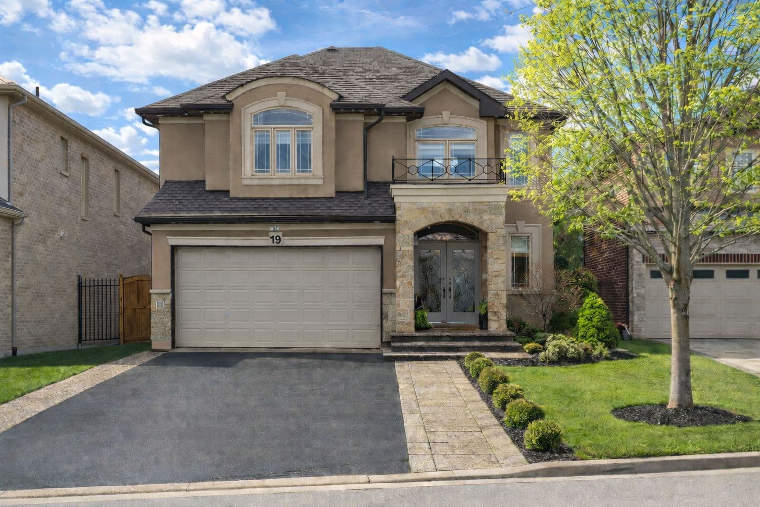 19 Michelangelo Lane, Hamilton, ON L9B 0C4