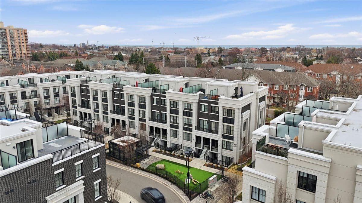 652 Cricklewood Drive 227, Mississauga, ON L5G 0B7