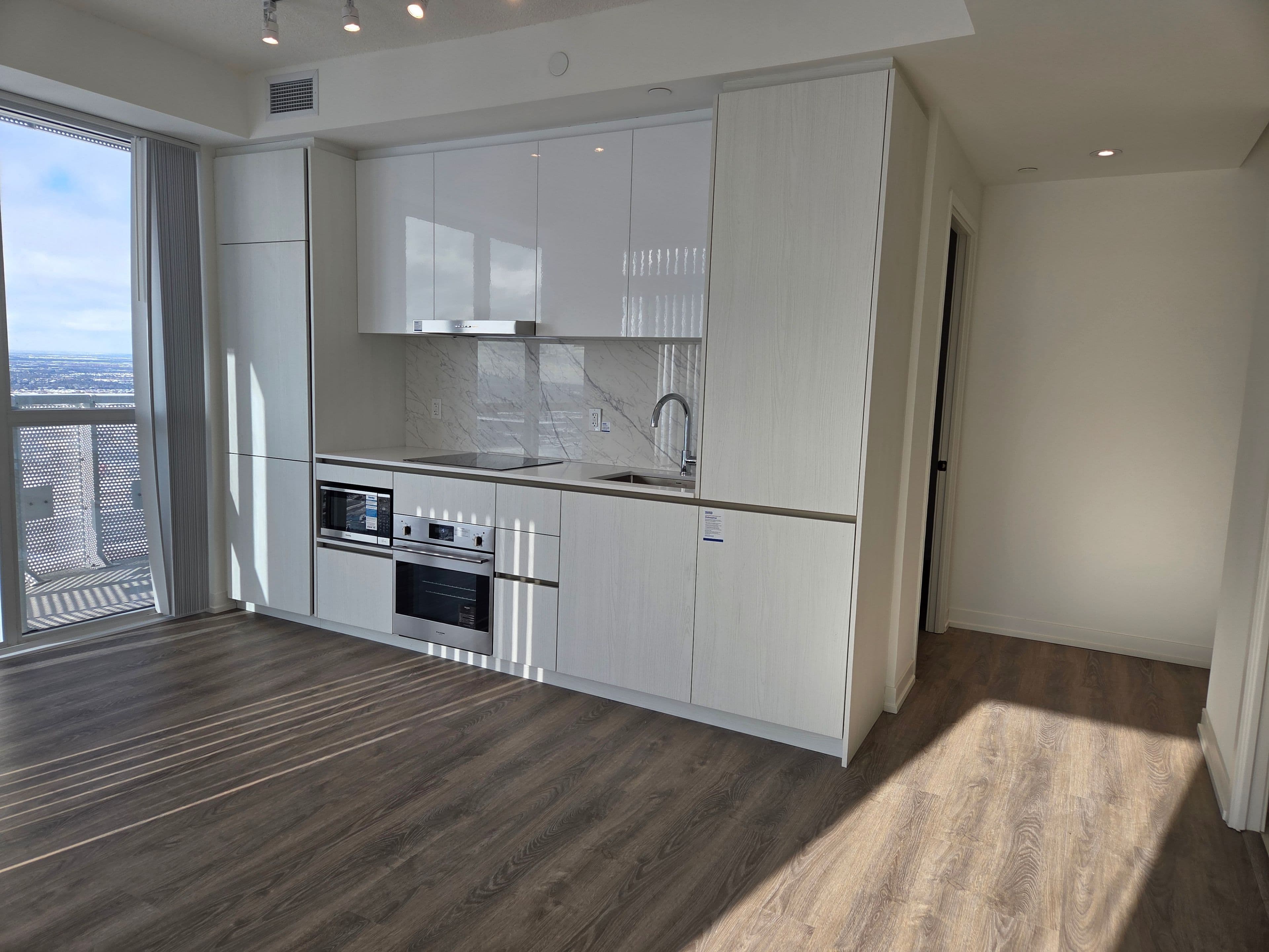 8 Interchange Way 4212, Vaughan, ON L4K 4M3