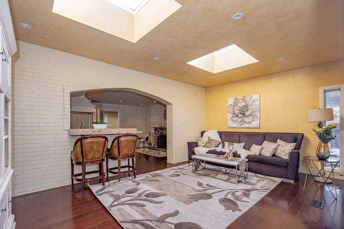 2301 Bennington Gate, Oakville, ON L6J 5Z4