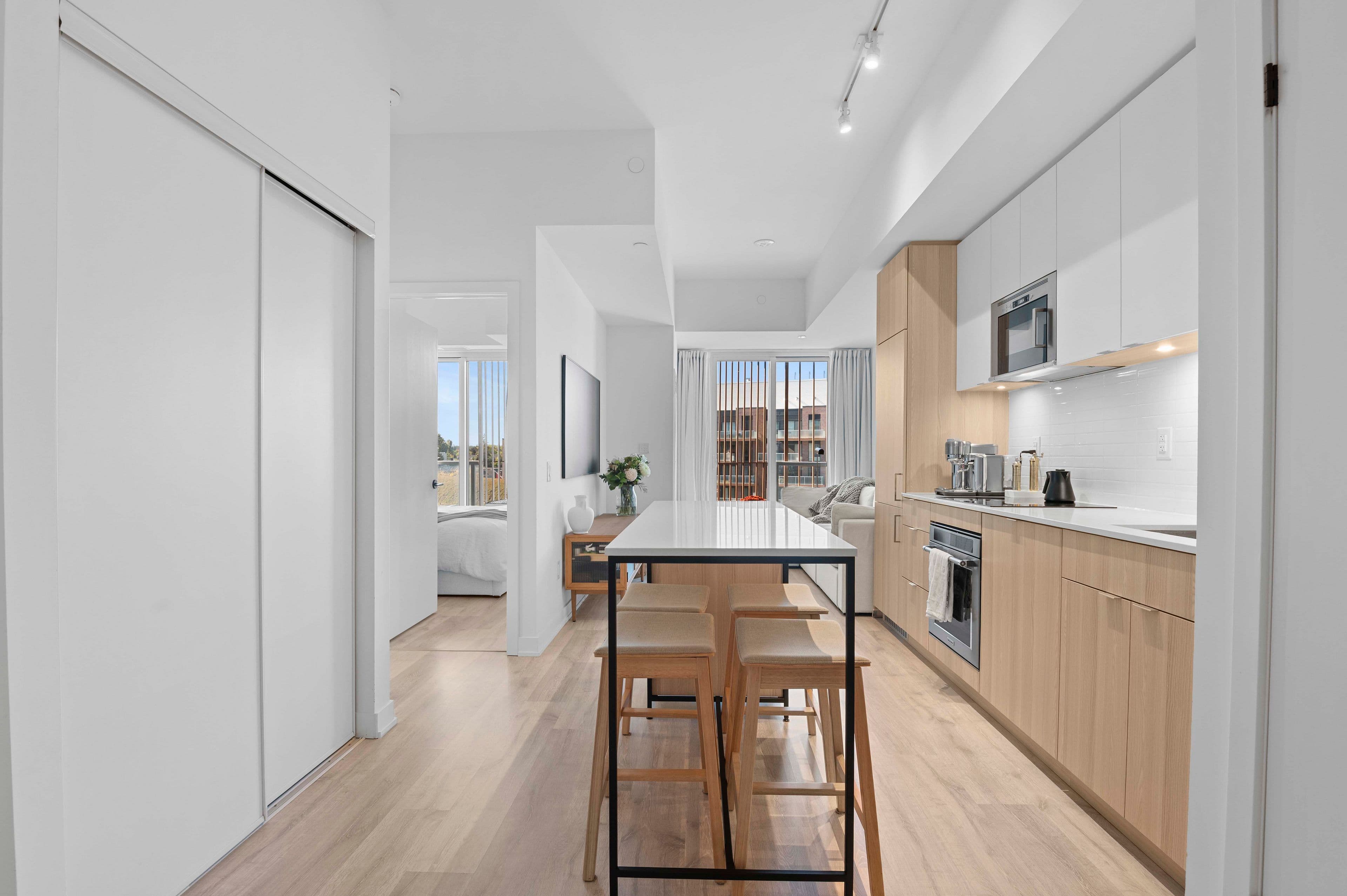 220 Missinnihe Way 403, Mississauga, ON L5H 0A9