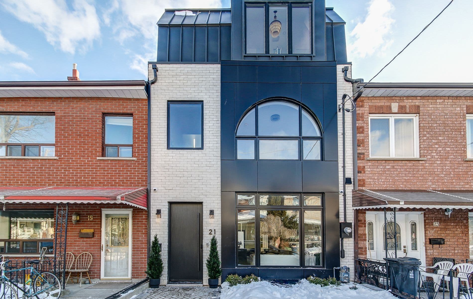 21 Foxley Street, Toronto C01, ON M6J 1P9