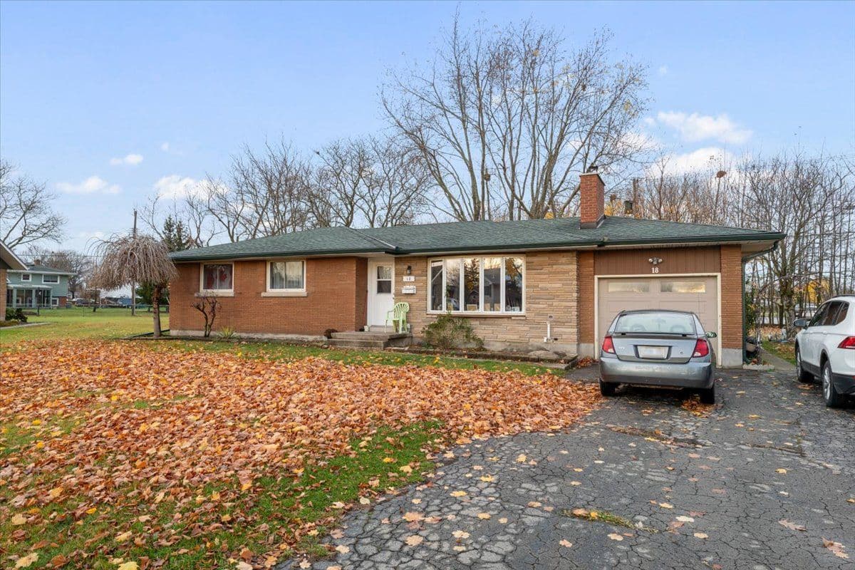 18 Karen Crescent, Welland, ON L3C 2Y6