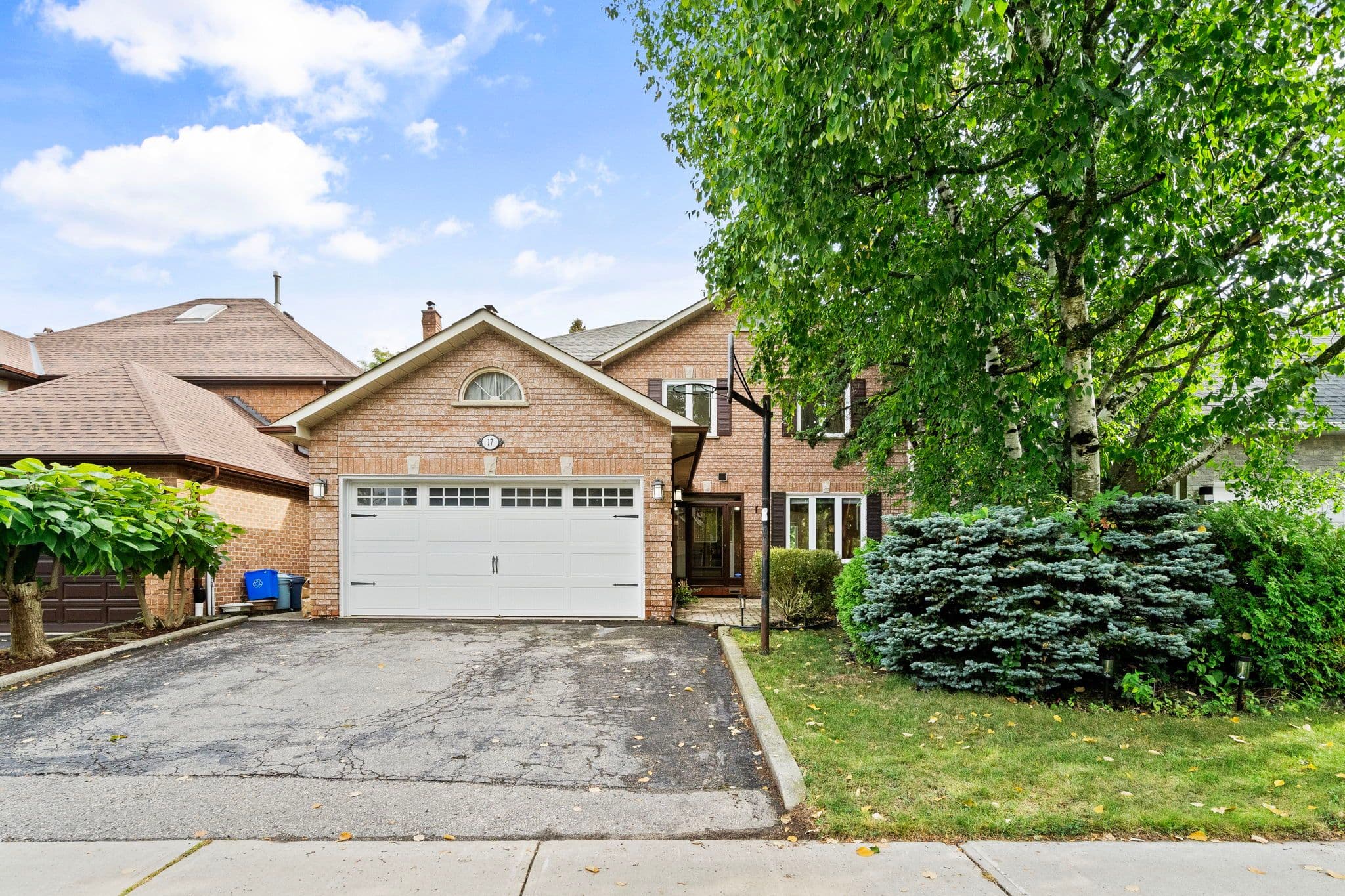 17 Gordon Rowe Crescent, Richmond Hill, ON L4C 8S3