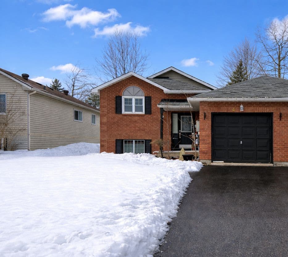 4 DONALD Crescent, Wasaga Beach, ON L9Z 1E1