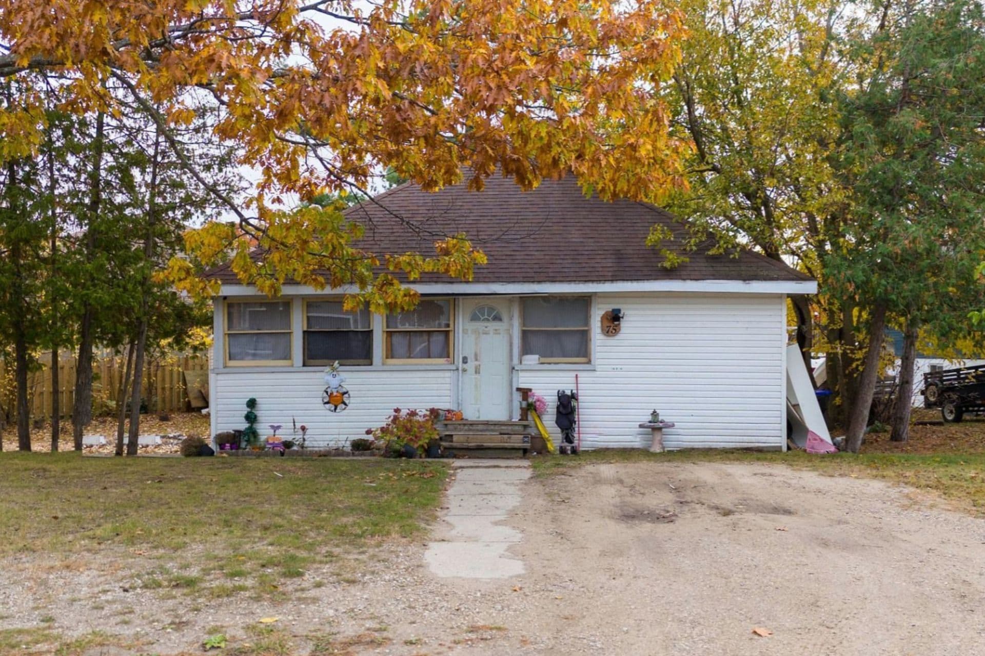 75 Old Mosley Street, Wasaga Beach, ON L9Z 2J5