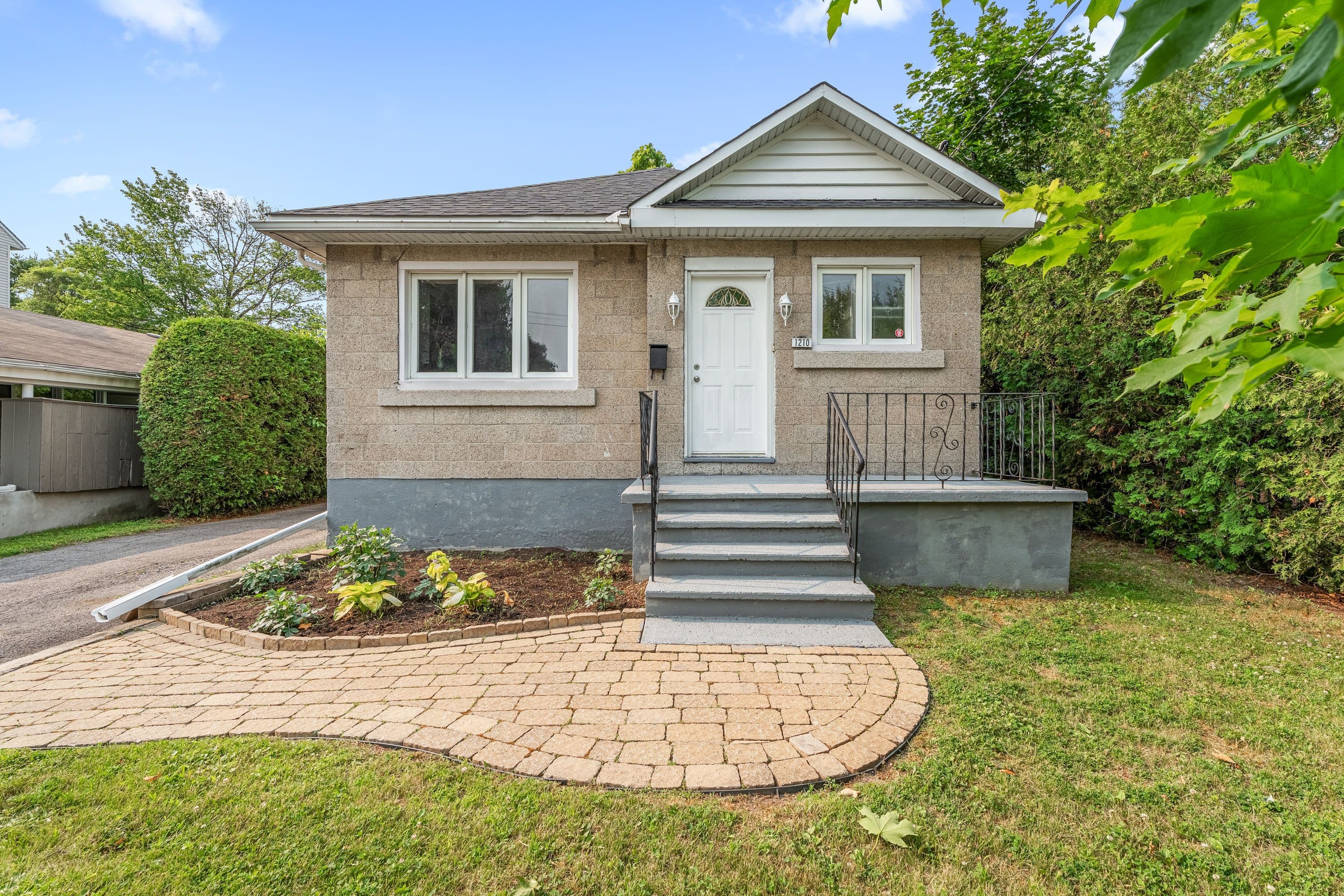 1210 Erie Avenue, Hunt Club - South Keys and Area, ON K1V 6G6