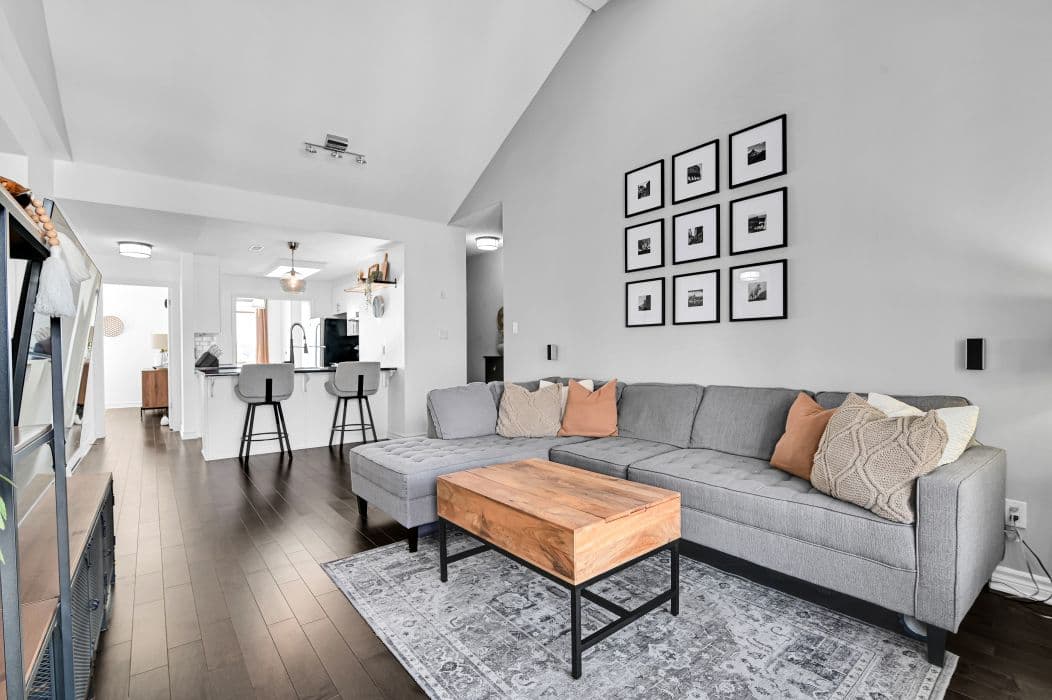 19 Tadley Private G, Barrhaven, ON K2J 2T3