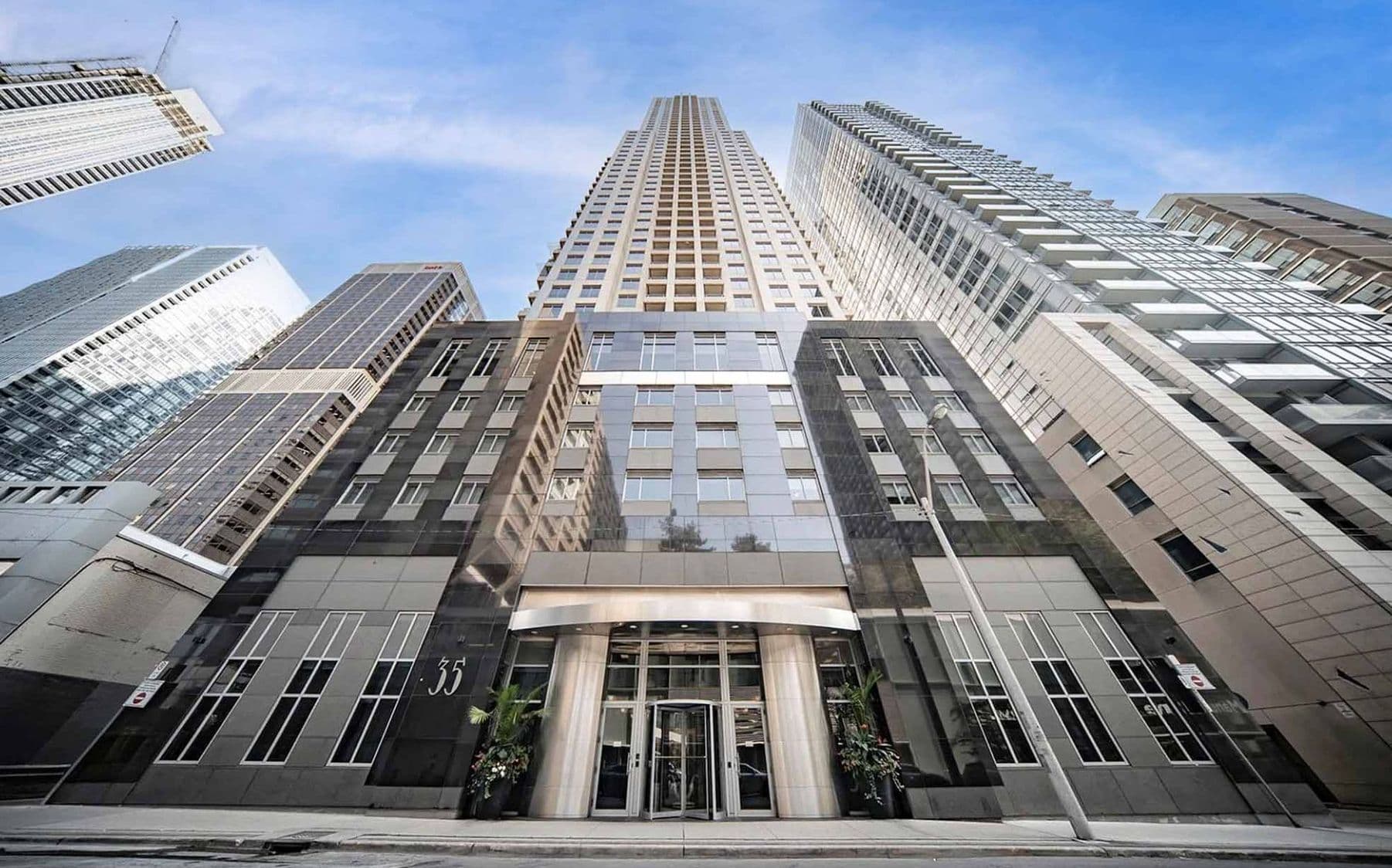 35 Balmuto Street 2102, Toronto C01, ON M4Y 0A3