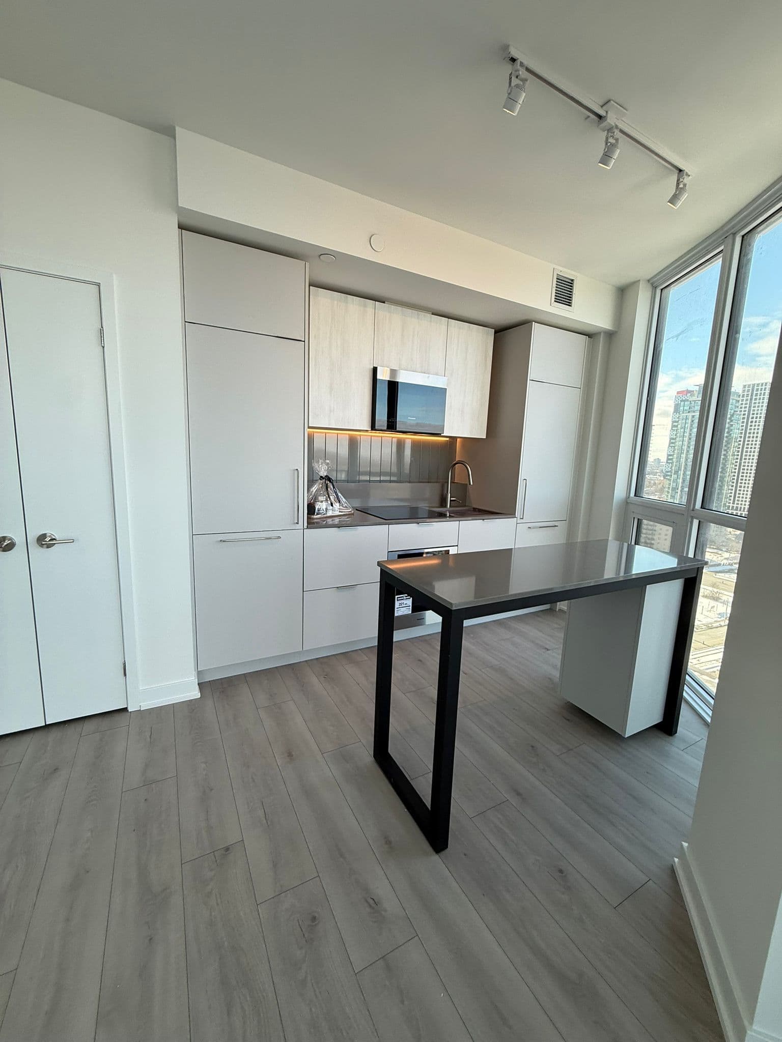 1 Fairview Road E 1904, Mississauga, ON L5A 4C6