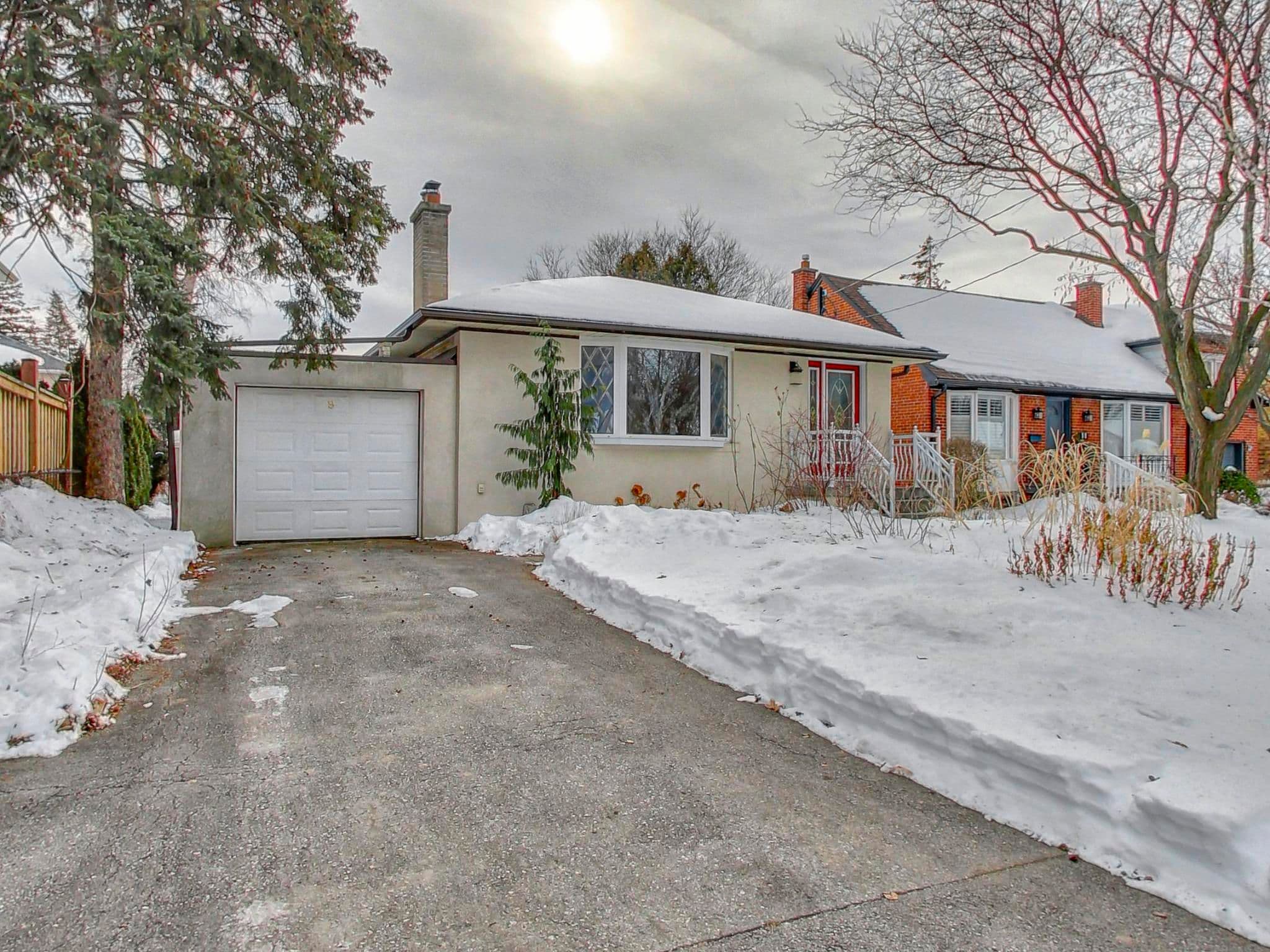 9 Beaverbrook Avenue, Toronto W08, ON M9B 2M8