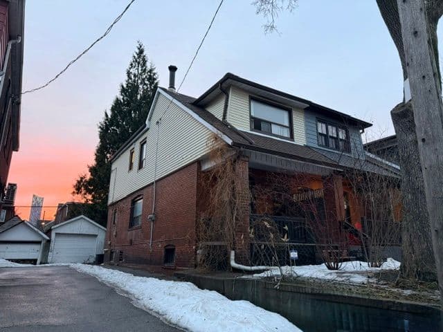 16 Nasmith Avenue, Toronto C08, ON M5B 1J3