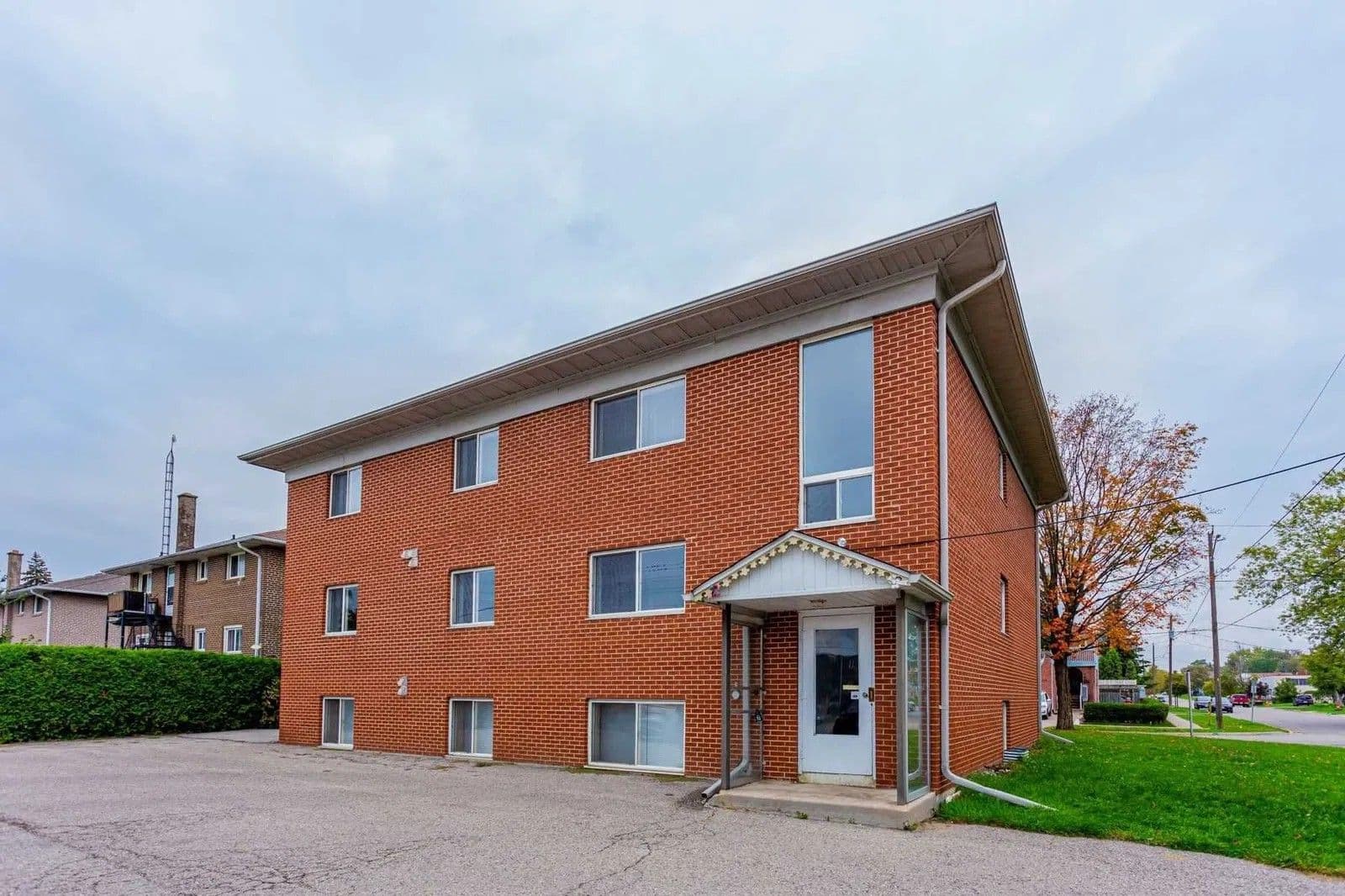 303 Frontenac Avenue 1, Oshawa, ON L1J 2A7