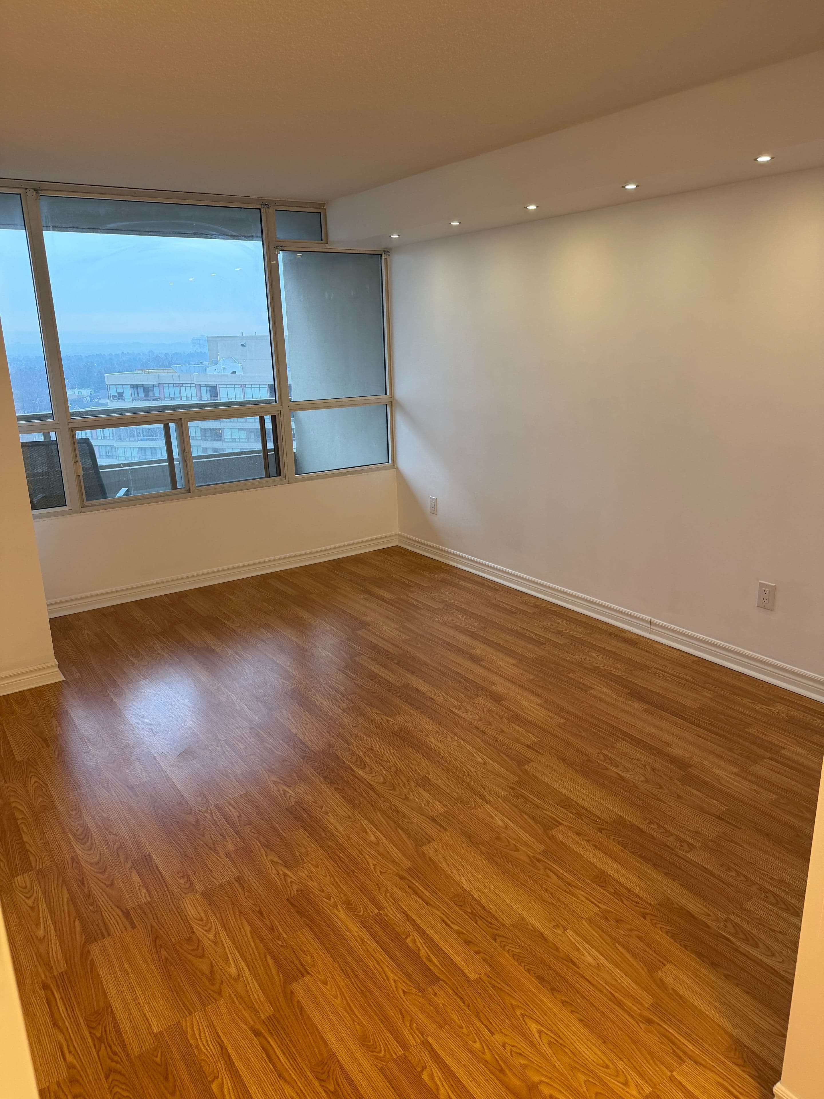 11 Townsgate Drive 1502, Vaughan, ON L4J 8G4