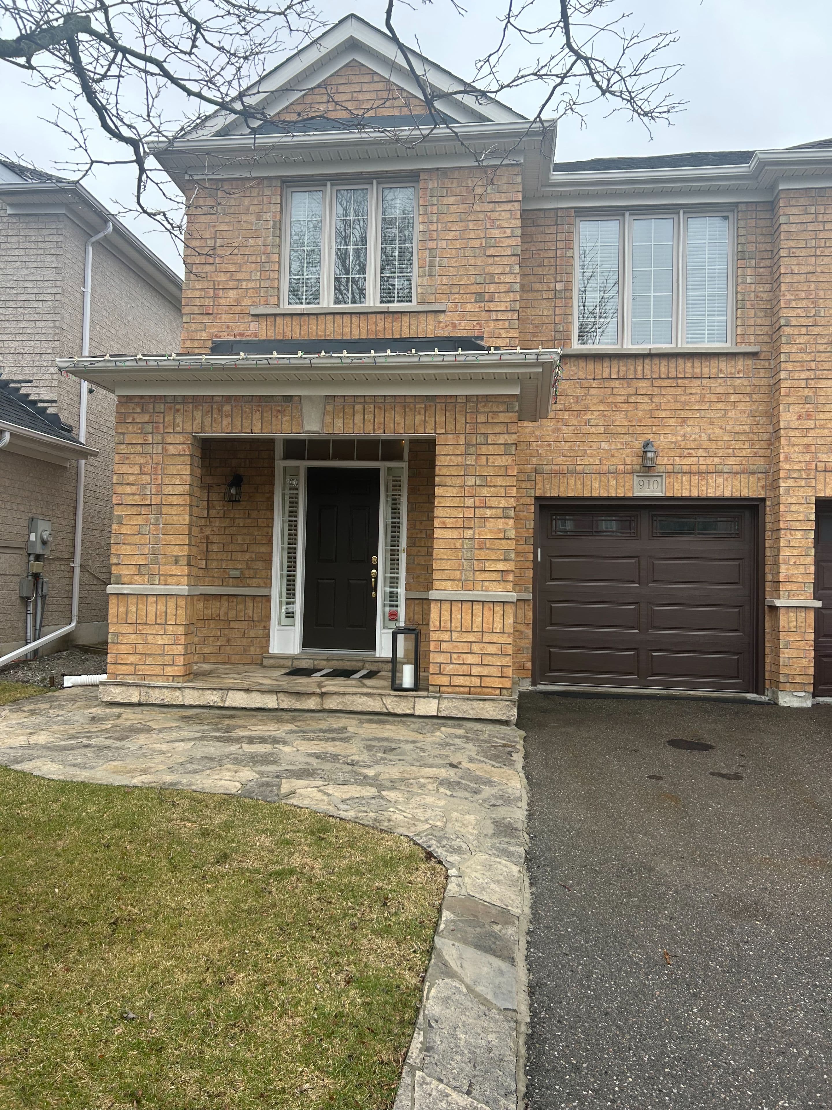910 Oaktree Crescent, Newmarket, ON L3X 2Z1