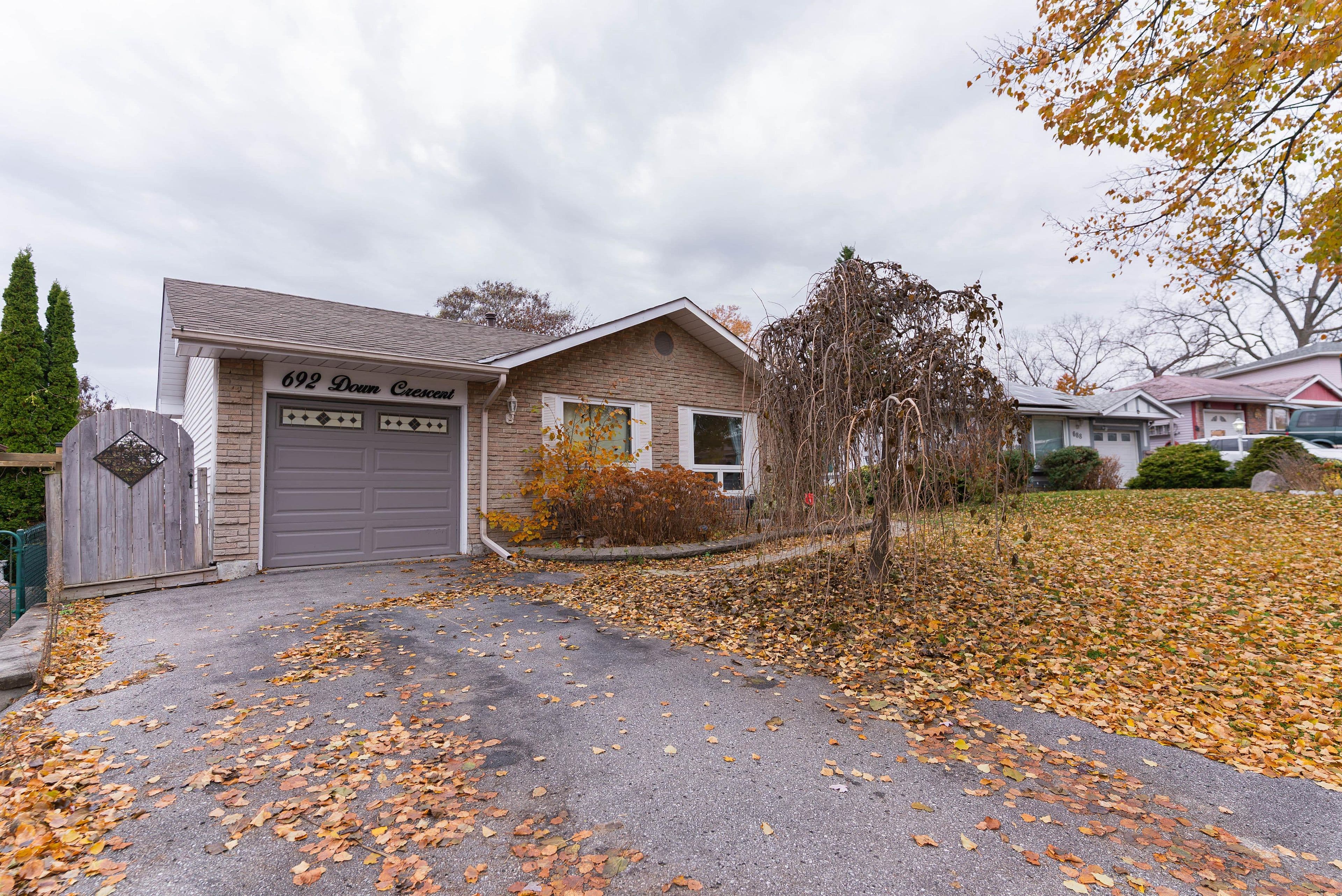 692 Down Crescent Main, Oshawa, ON L1H 7Y1