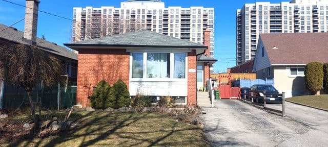 26 Arbutus Crescent, Toronto E04, ON M1P 1W9