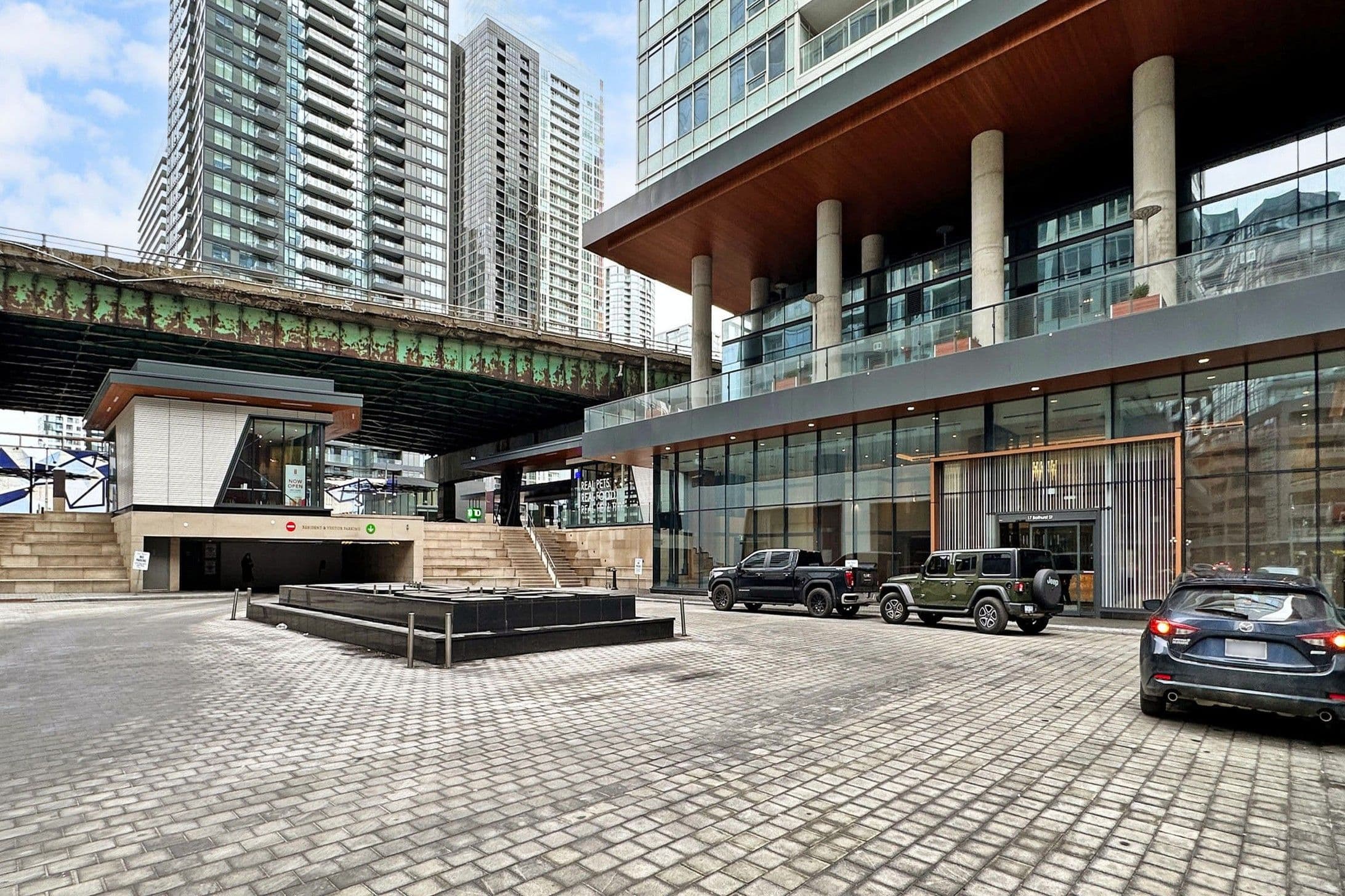 17 Bathurst Street 805, Toronto C01, ON M5V 0N1