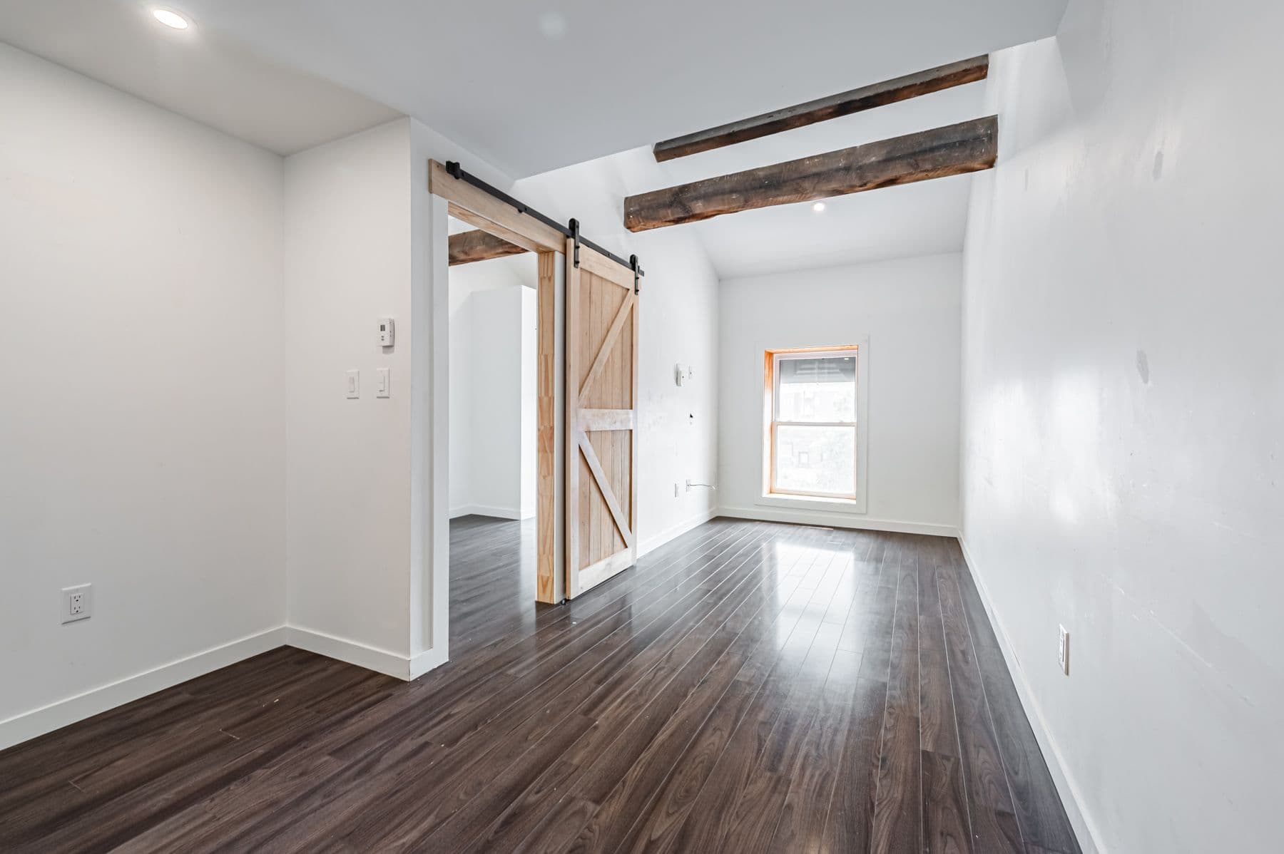 14 Cross Street 3, Hamilton, ON L9H 2R4