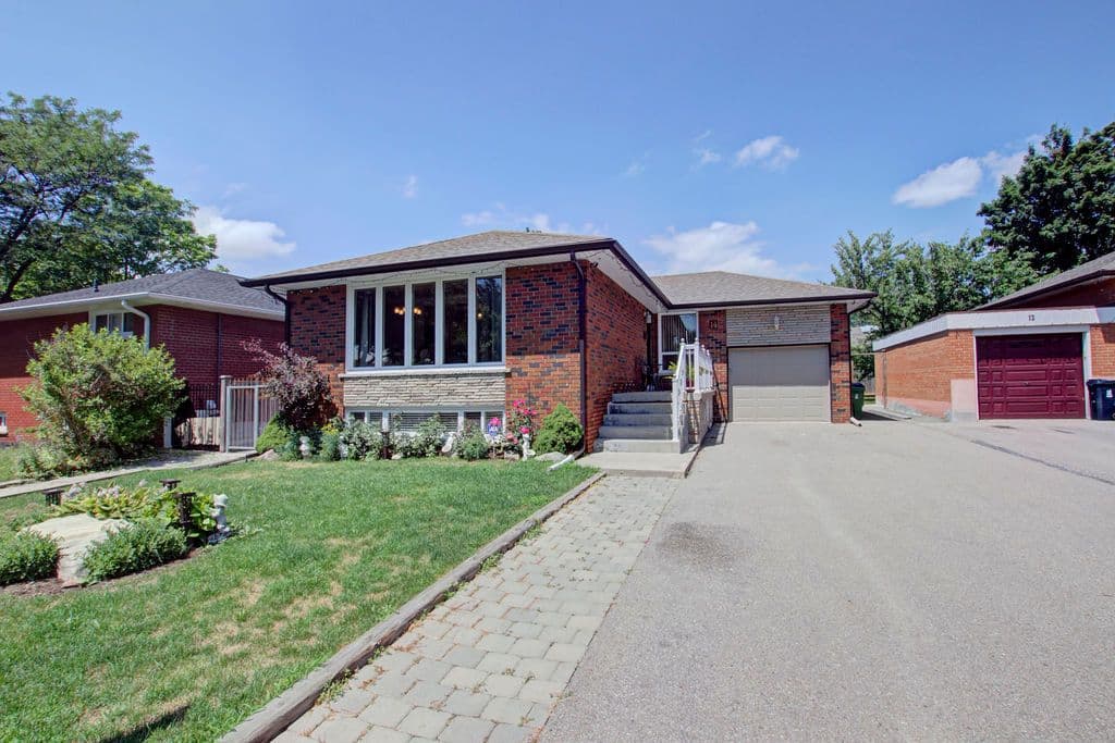 14 Thorpe Road, Toronto W09, ON M9R 2C2