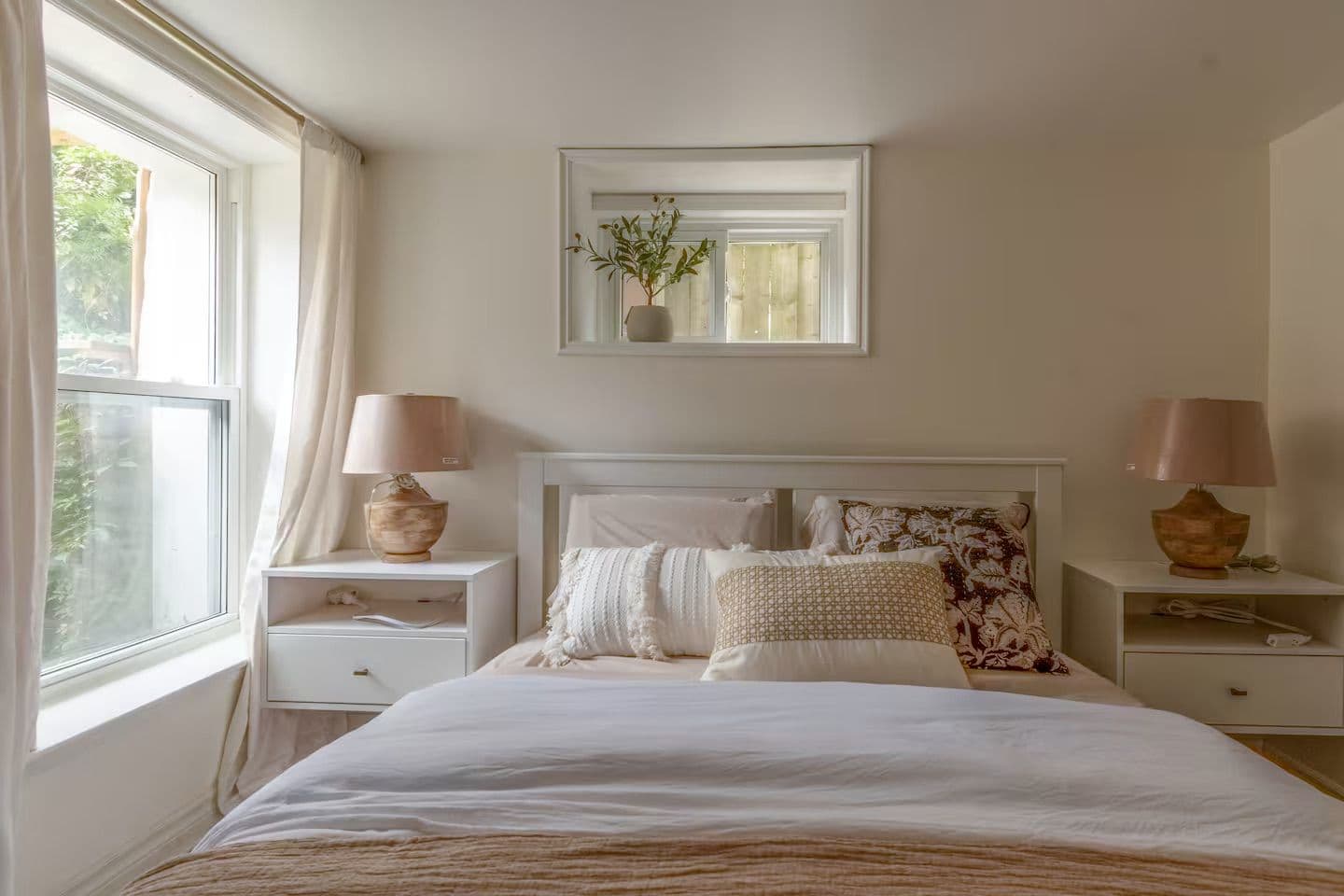 318 Wallace Avenue #1 lower, Toronto W02, ON M6P 3N7