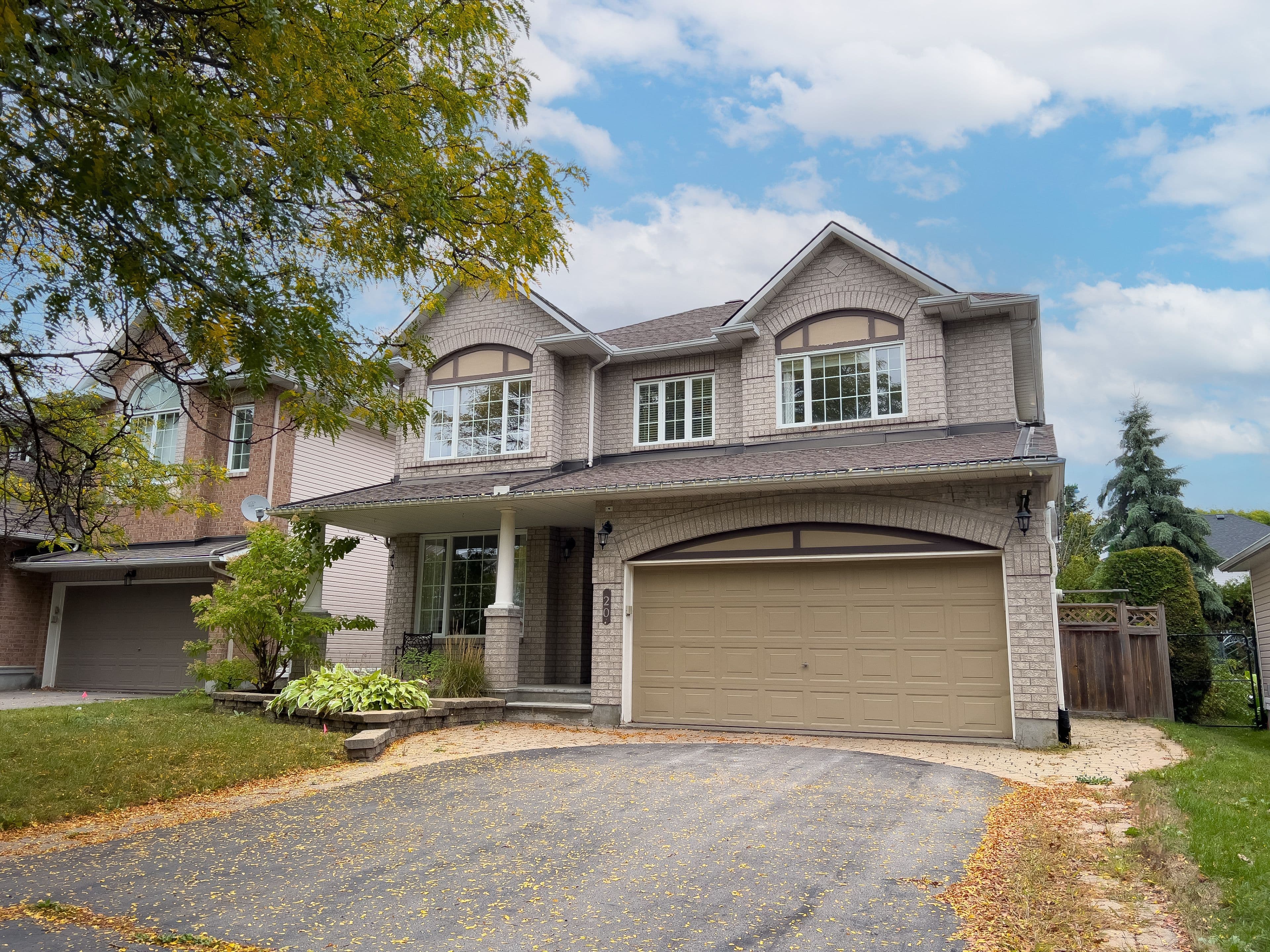 20 FARMFIELD Crescent, Kanata, ON K2M 2S9