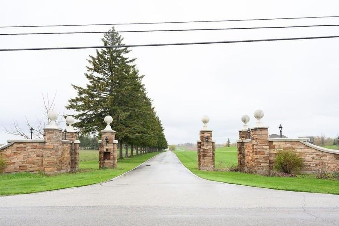 97 5th Concession E, Hamilton, ON L8B 1K4