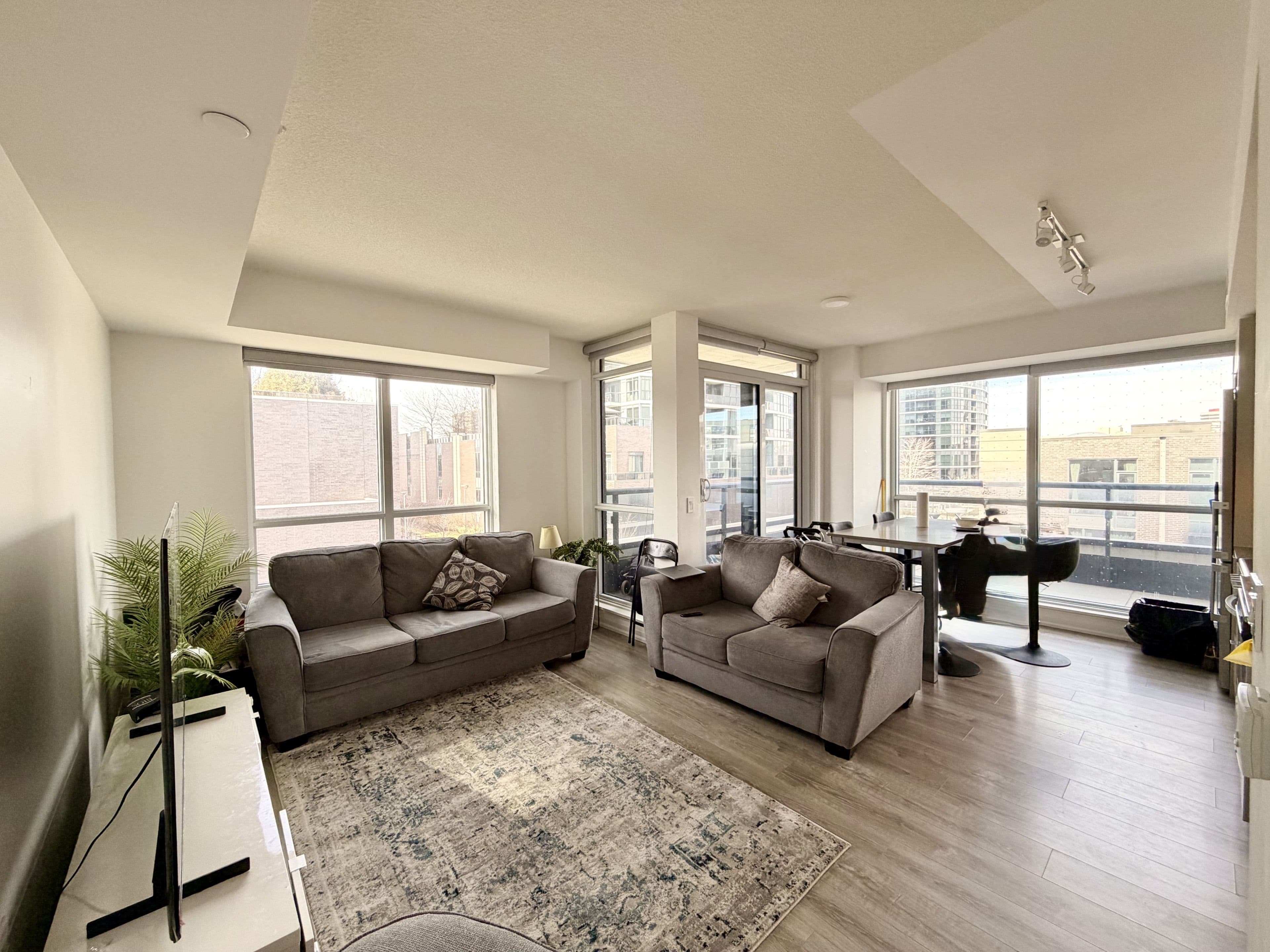 26 Gibbs Road W 433, Toronto W08, ON M9B 6L6