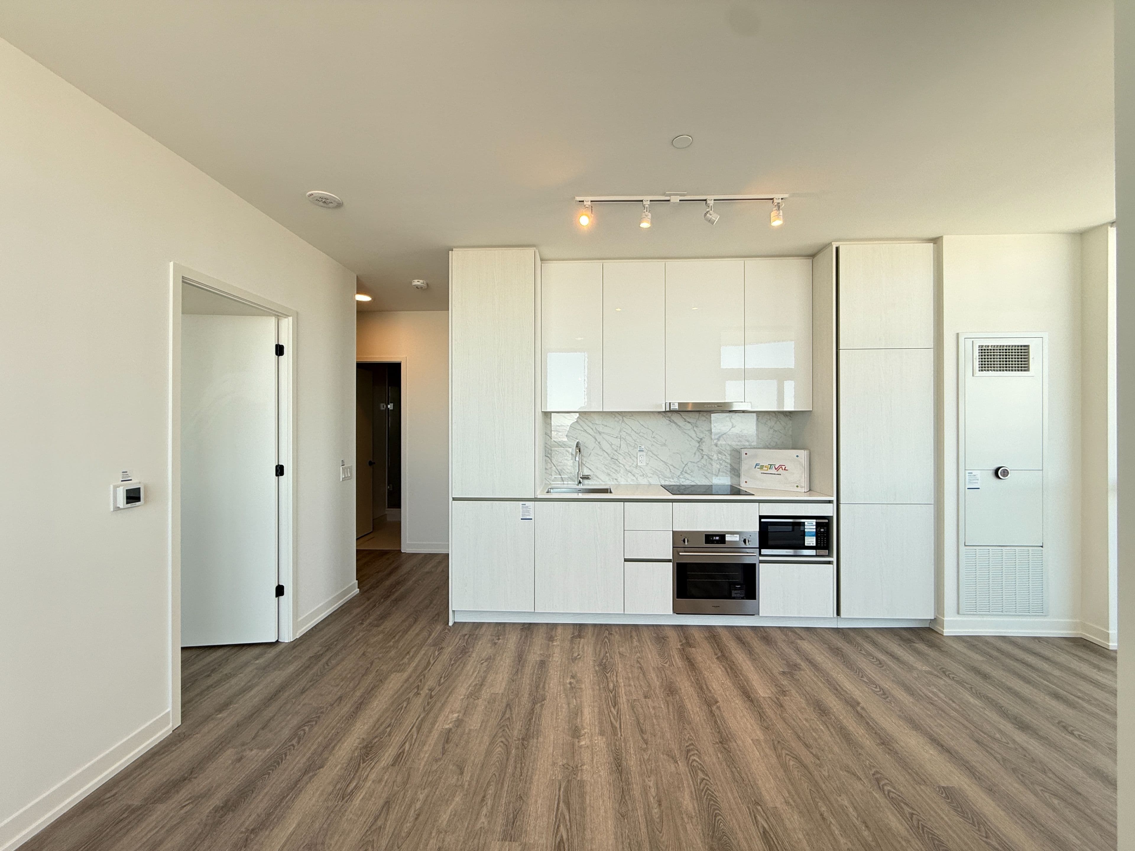 8 Interchange Way 6002, Vaughan, ON L4K 0R2